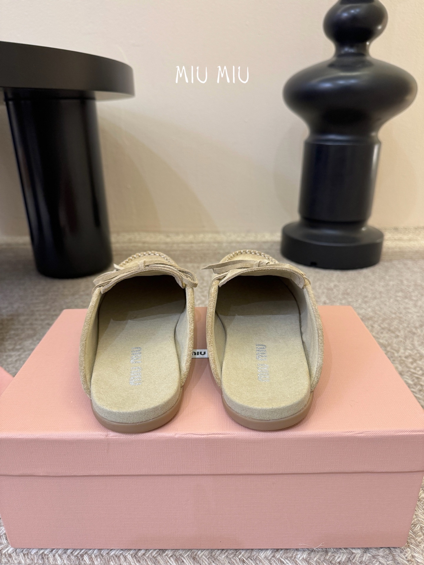 𝑀𝑖𝑢𝑀𝑖×𝐵𝑎𝑙𝑎𝑛𝑐缪 缪 新款包拖鞋系列上新★★★★★ 舒适度与时髦度并存的开挂全新系列，设计搭配