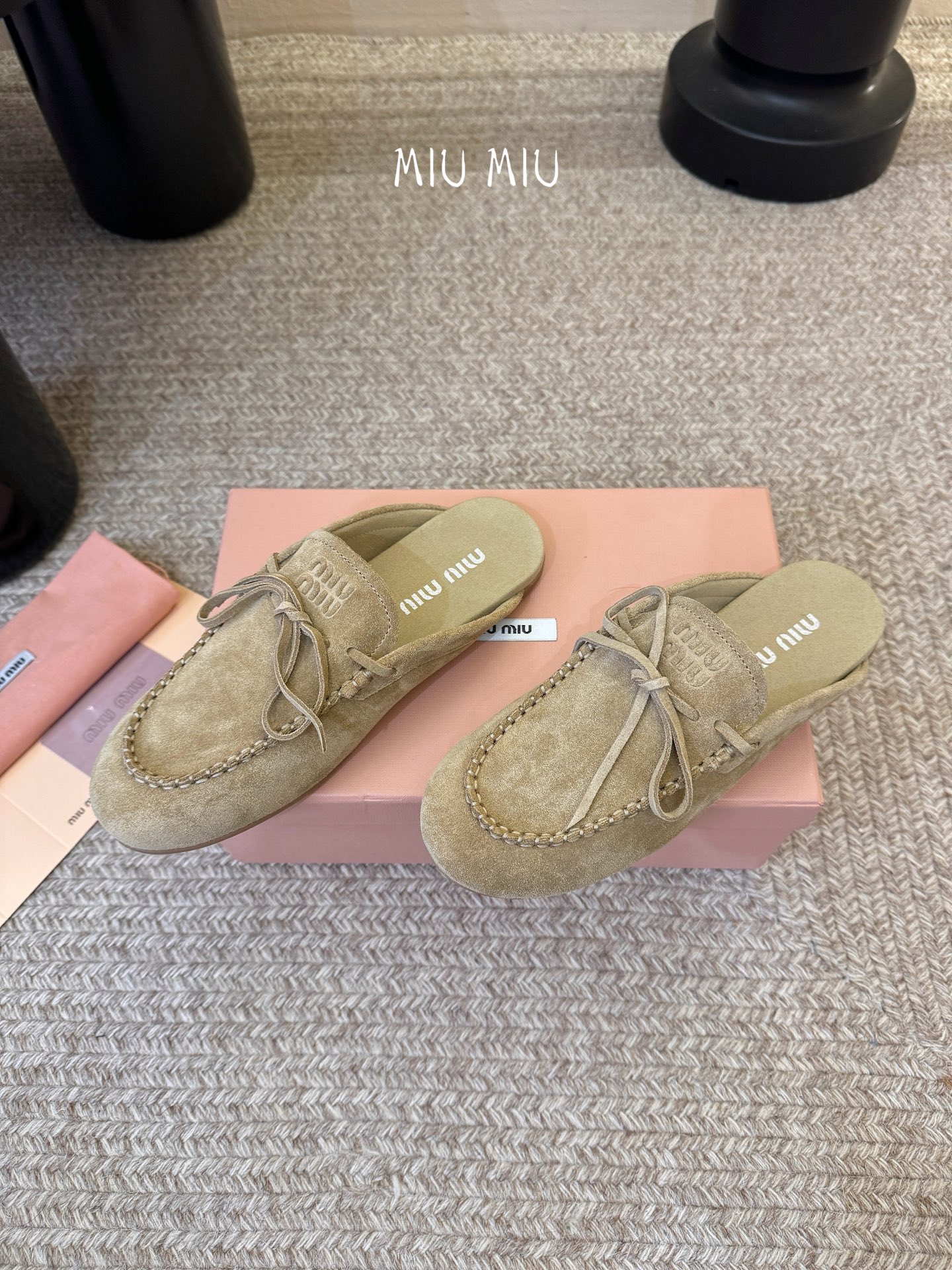 𝑀𝑖𝑢𝑀𝑖×𝐵𝑎𝑙𝑎𝑛𝑐缪 缪 新款包拖鞋系列上新★★★★★ 舒适度与时髦度并存的开挂全新系列，设计搭配