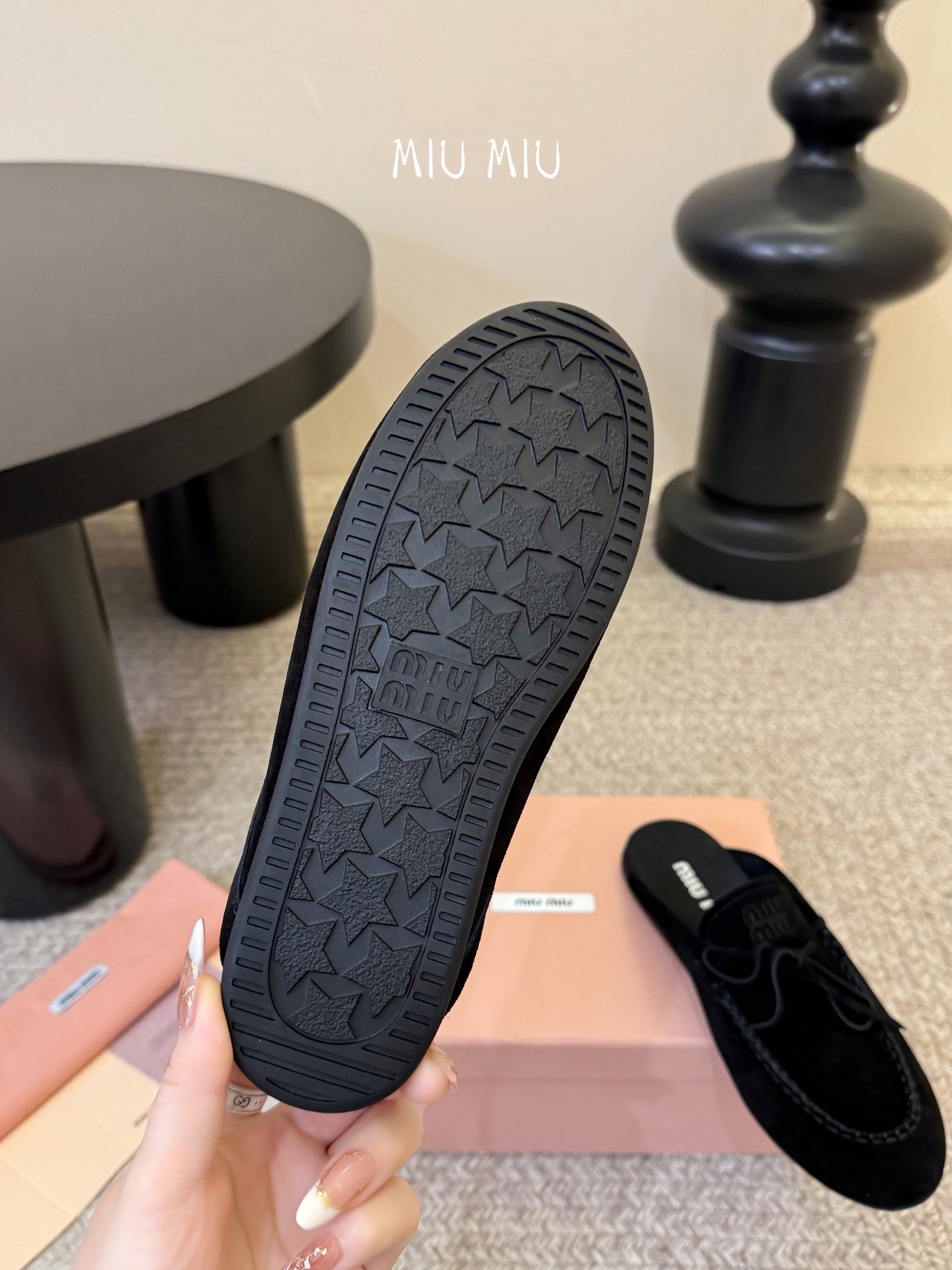 𝑀𝑖𝑢𝑀𝑖×𝐵𝑎𝑙𝑎𝑛𝑐缪 缪 新款包拖鞋系列上新★★★★★ 舒适度与时髦度并存的开挂全新系列，设计搭配