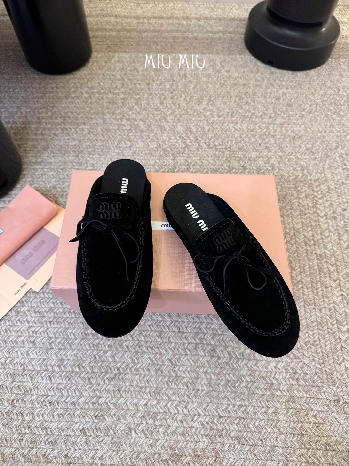 𝑀𝑖𝑢𝑀𝑖×𝐵𝑎𝑙𝑎𝑛𝑐缪 缪 新款包拖鞋系列上新★★★★★ 舒适度与时髦度并存的开挂全新系列，设计搭配