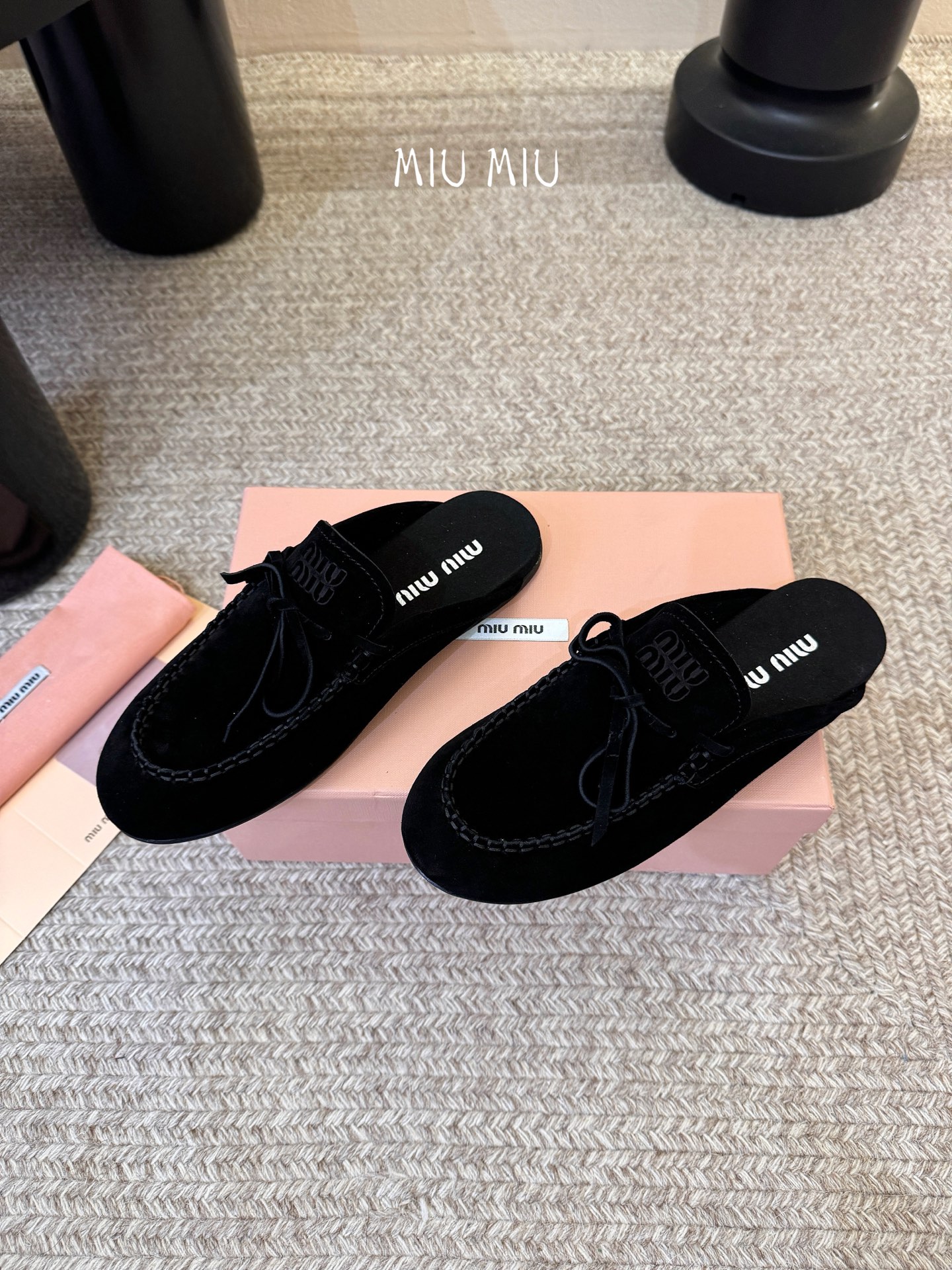 𝑀𝑖𝑢𝑀𝑖×𝐵𝑎𝑙𝑎𝑛𝑐缪 缪 新款包拖鞋系列上新★★★★★ 舒适度与时髦度并存的开挂全新系列，设计搭配