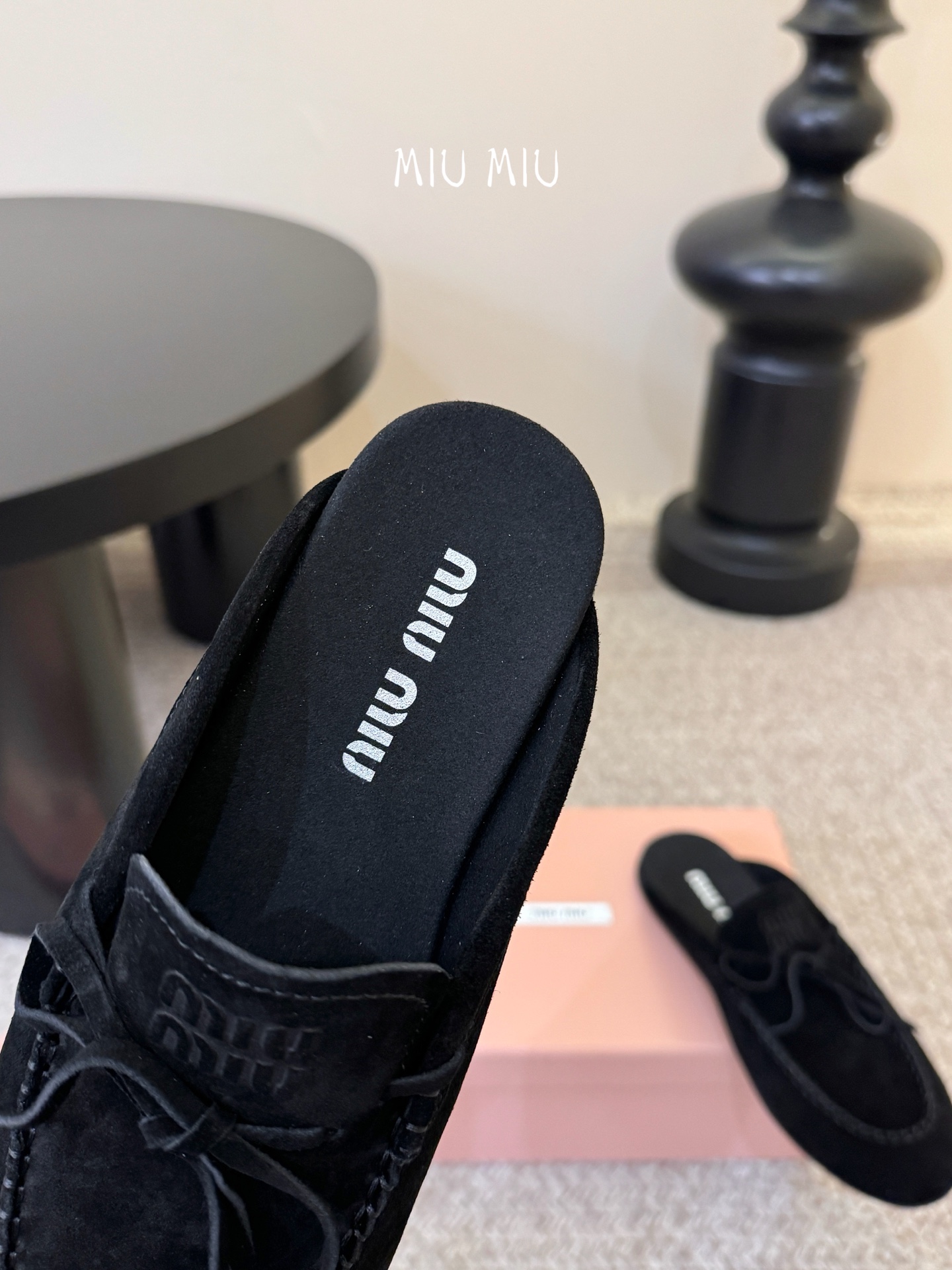 𝑀𝑖𝑢𝑀𝑖×𝐵𝑎𝑙𝑎𝑛𝑐缪 缪 新款包拖鞋系列上新★★★★★ 舒适度与时髦度并存的开挂全新系列，设计搭配