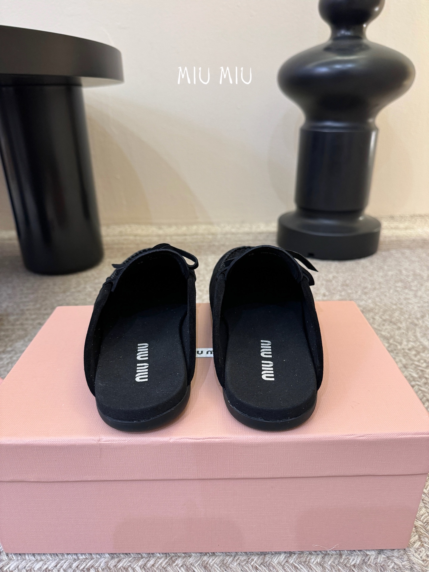 𝑀𝑖𝑢𝑀𝑖×𝐵𝑎𝑙𝑎𝑛𝑐缪 缪 新款包拖鞋系列上新★★★★★ 舒适度与时髦度并存的开挂全新系列，设计搭配