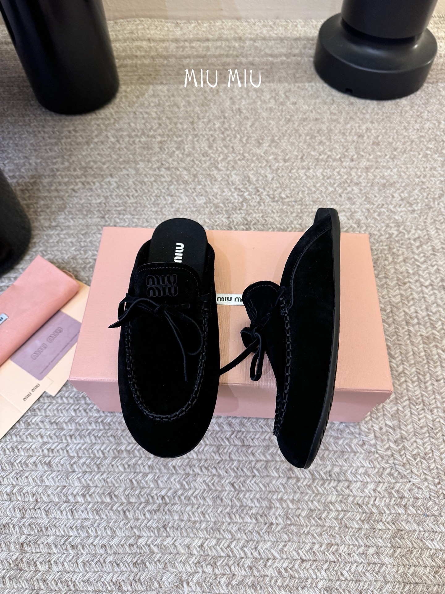 𝑀𝑖𝑢𝑀𝑖×𝐵𝑎𝑙𝑎𝑛𝑐缪 缪 新款包拖鞋系列上新★★★★★ 舒适度与时髦度并存的开挂全新系列，设计搭配