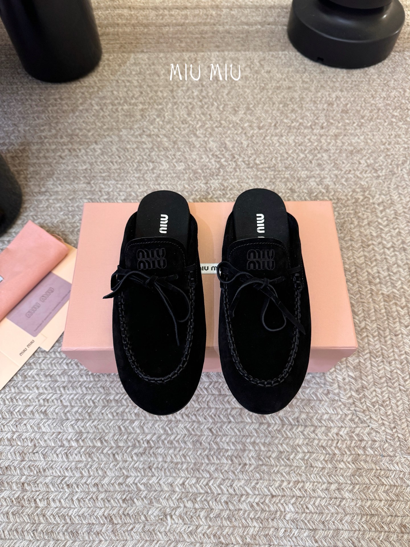 𝑀𝑖𝑢𝑀𝑖×𝐵𝑎𝑙𝑎𝑛𝑐缪 缪 新款包拖鞋系列上新★★★★★ 舒适度与时髦度并存的开挂全新系列，设计搭配