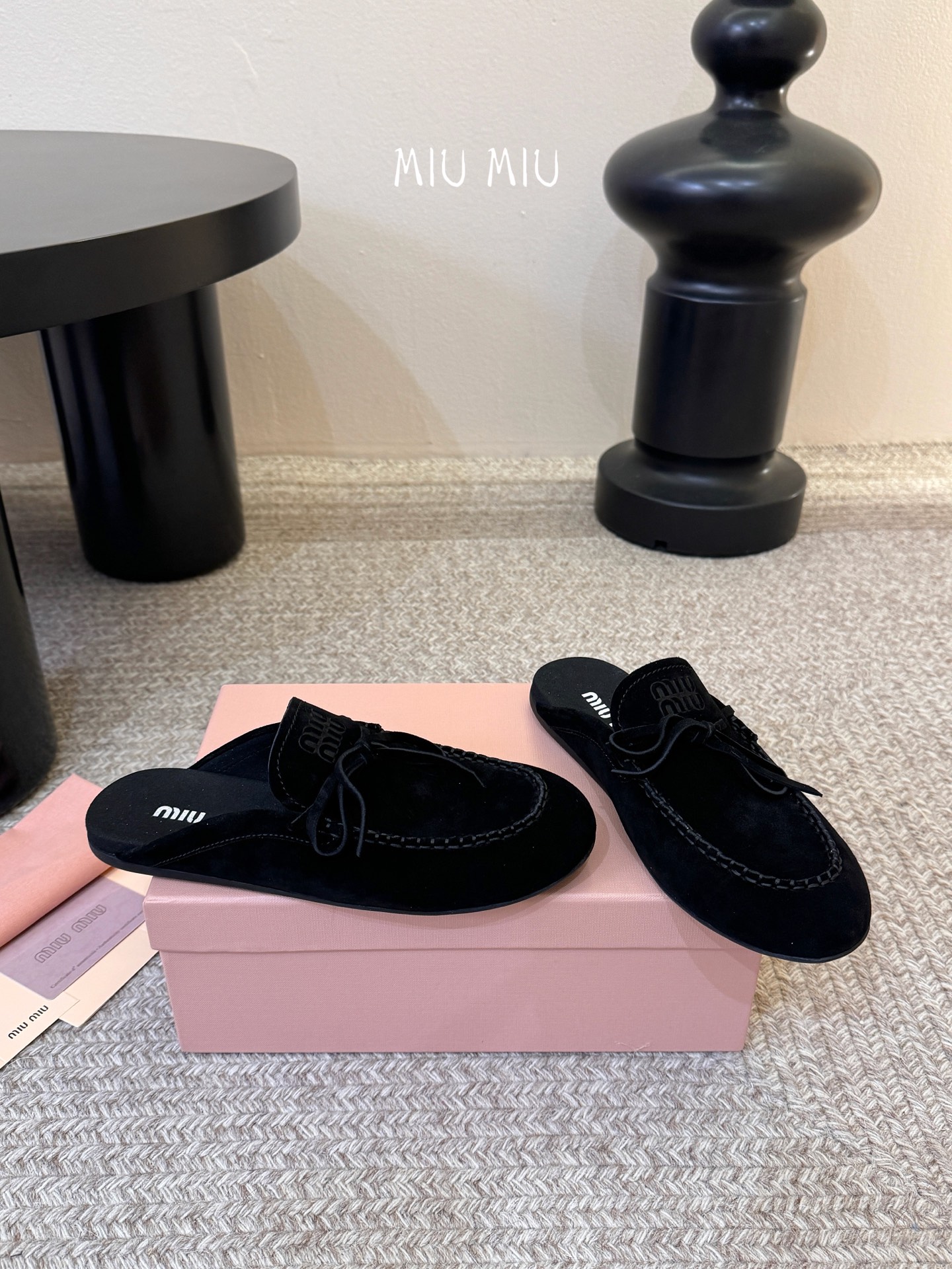 𝑀𝑖𝑢𝑀𝑖×𝐵𝑎𝑙𝑎𝑛𝑐缪 缪 新款包拖鞋系列上新★★★★★ 舒适度与时髦度并存的开挂全新系列，设计搭配