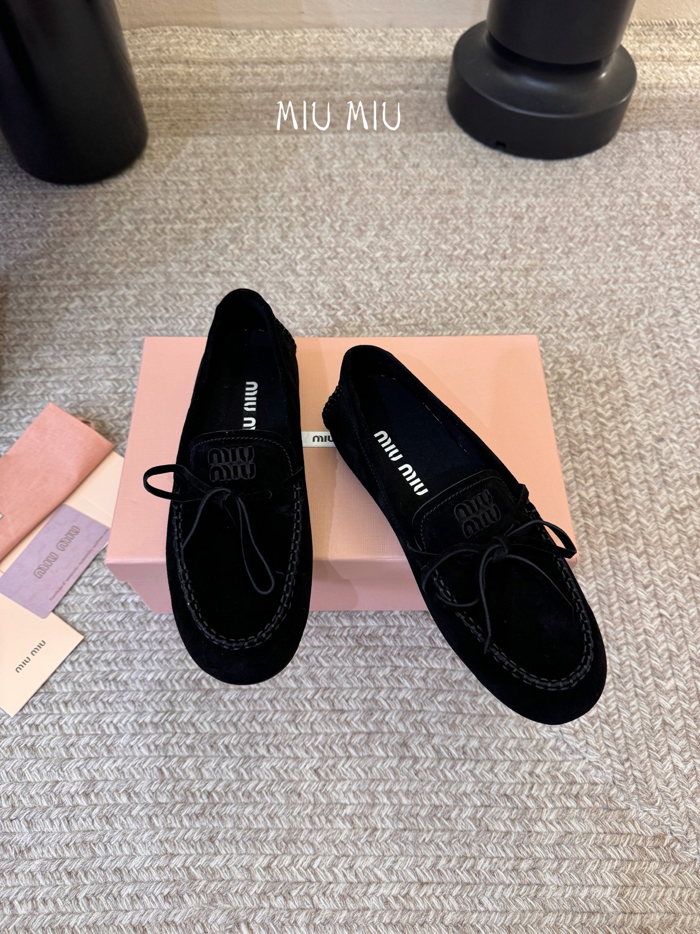 𝑀𝑖𝑢𝑀𝑖×𝐵𝑎𝑙𝑎𝑛𝑐缪 缪 新款包拖鞋系列上新★★★★★ 舒适度与时髦度并存的开挂全新系列，设计搭配