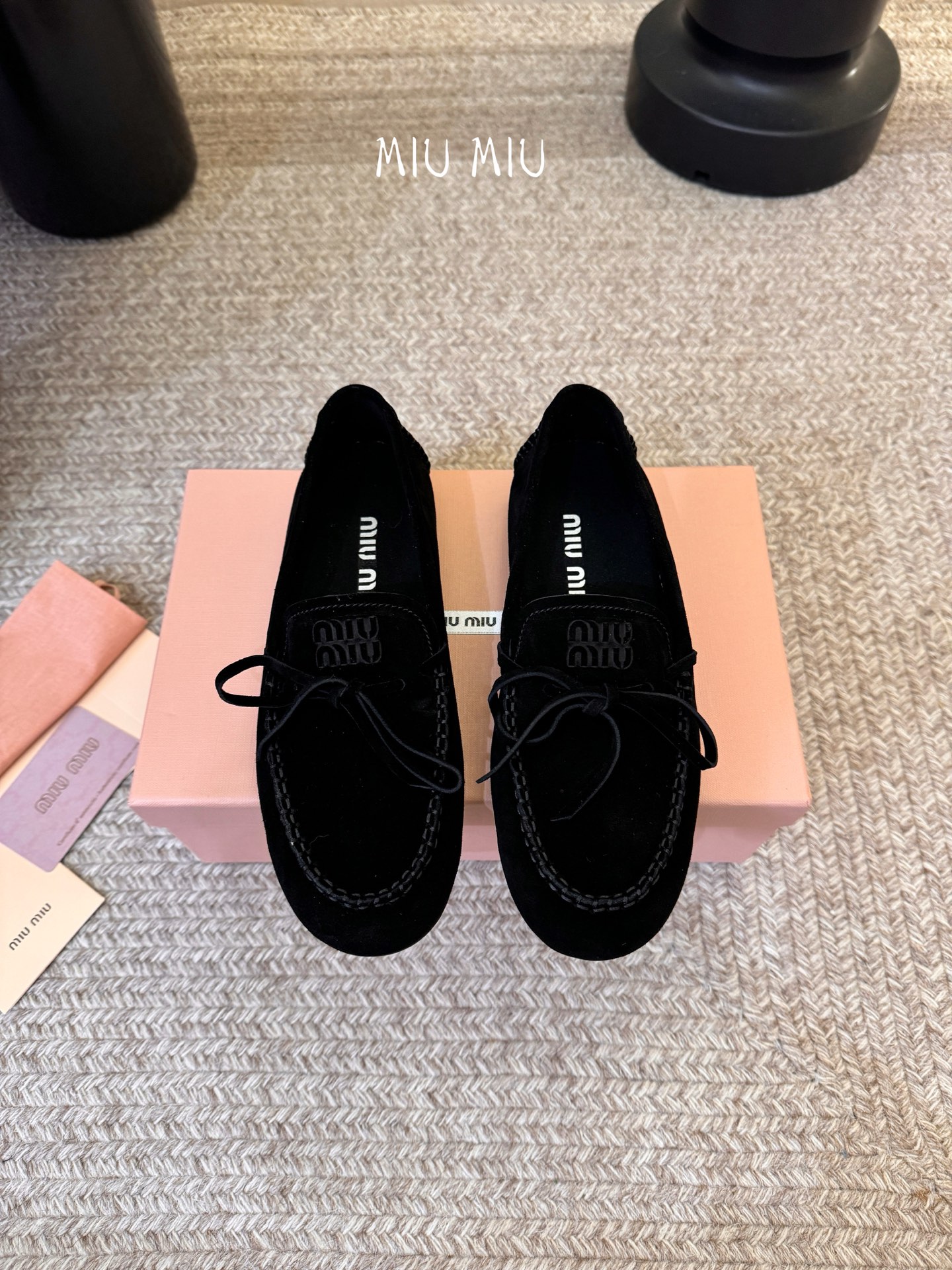 𝑀𝑖𝑢𝑀𝑖×𝐵𝑎𝑙𝑎𝑛𝑐缪 缪 新款包拖鞋系列上新★★★★★ 舒适度与时髦度并存的开挂全新系列，设计搭配