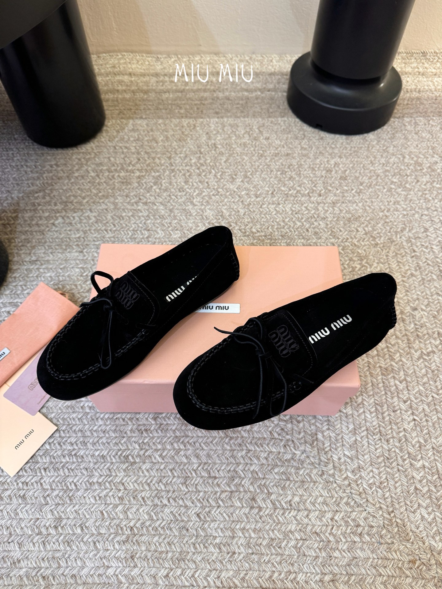 𝑀𝑖𝑢𝑀𝑖×𝐵𝑎𝑙𝑎𝑛𝑐缪 缪 新款包拖鞋系列上新★★★★★ 舒适度与时髦度并存的开挂全新系列，设计搭配