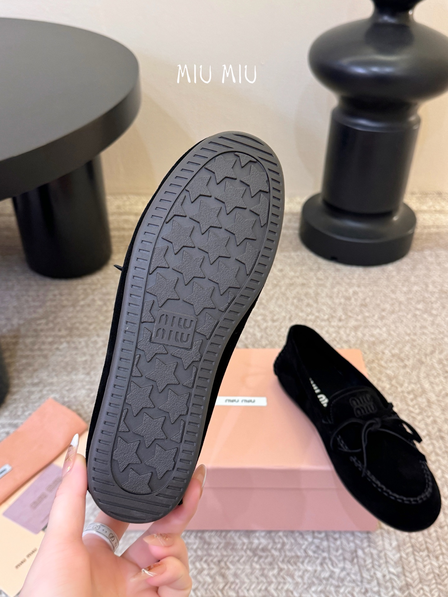 𝑀𝑖𝑢𝑀𝑖×𝐵𝑎𝑙𝑎𝑛𝑐缪 缪 新款包拖鞋系列上新★★★★★ 舒适度与时髦度并存的开挂全新系列，设计搭配