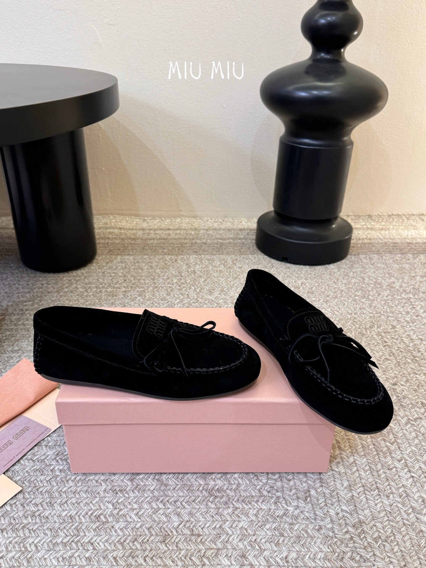 𝑀𝑖𝑢𝑀𝑖×𝐵𝑎𝑙𝑎𝑛𝑐缪 缪 新款包拖鞋系列上新★★★★★ 舒适度与时髦度并存的开挂全新系列，设计搭配