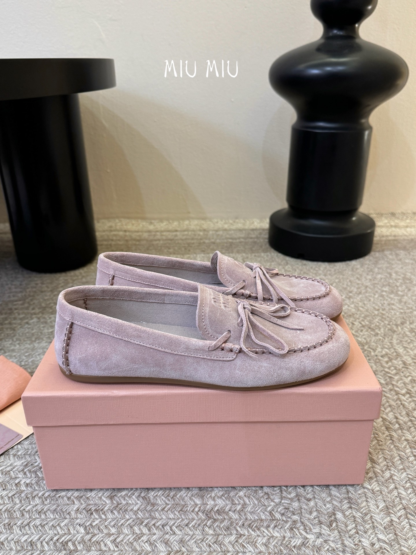 𝑀𝑖𝑢𝑀𝑖×𝐵𝑎𝑙𝑎𝑛𝑐缪 缪 新款包拖鞋系列上新★★★★★ 舒适度与时髦度并存的开挂全新系列，设计搭配