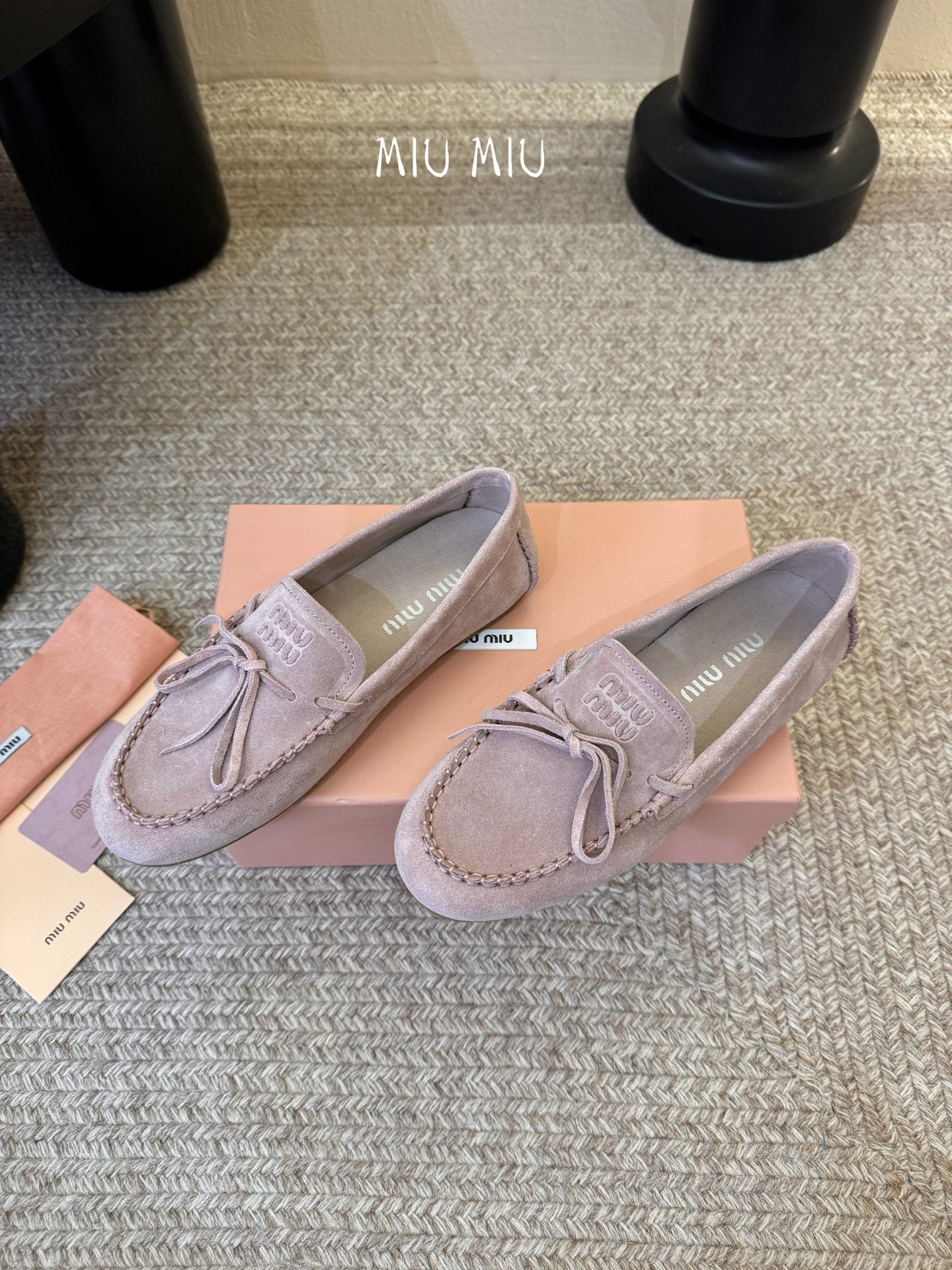 𝑀𝑖𝑢𝑀𝑖×𝐵𝑎𝑙𝑎𝑛𝑐缪 缪 新款包拖鞋系列上新★★★★★ 舒适度与时髦度并存的开挂全新系列，设计搭配