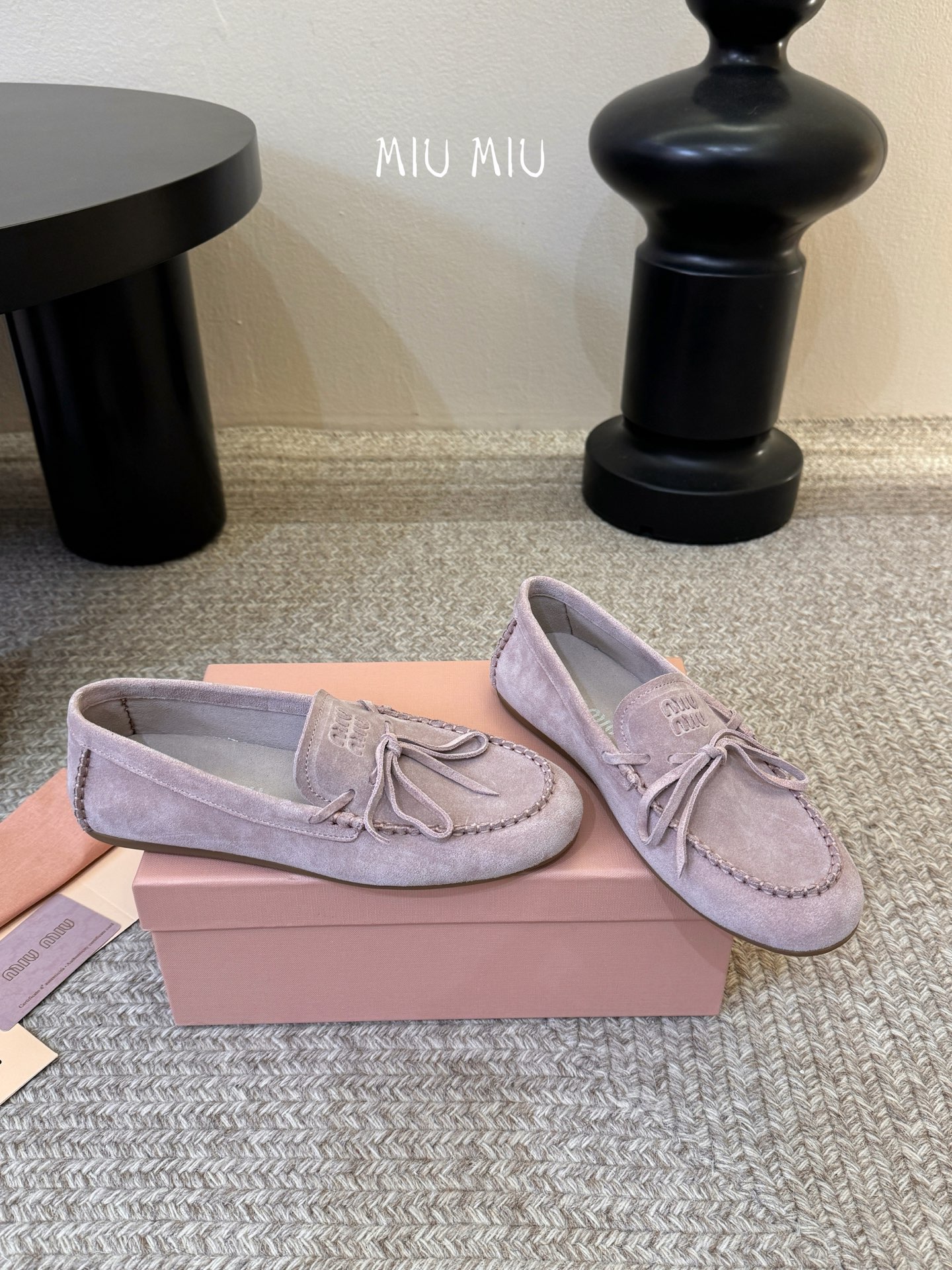 𝑀𝑖𝑢𝑀𝑖×𝐵𝑎𝑙𝑎𝑛𝑐缪 缪 新款包拖鞋系列上新★★★★★ 舒适度与时髦度并存的开挂全新系列，设计搭配