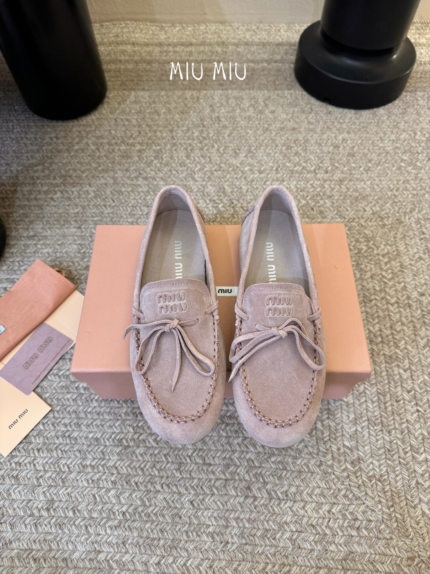 𝑀𝑖𝑢𝑀𝑖×𝐵𝑎𝑙𝑎𝑛𝑐缪 缪 新款包拖鞋系列上新★★★★★ 舒适度与时髦度并存的开挂全新系列，设计搭配