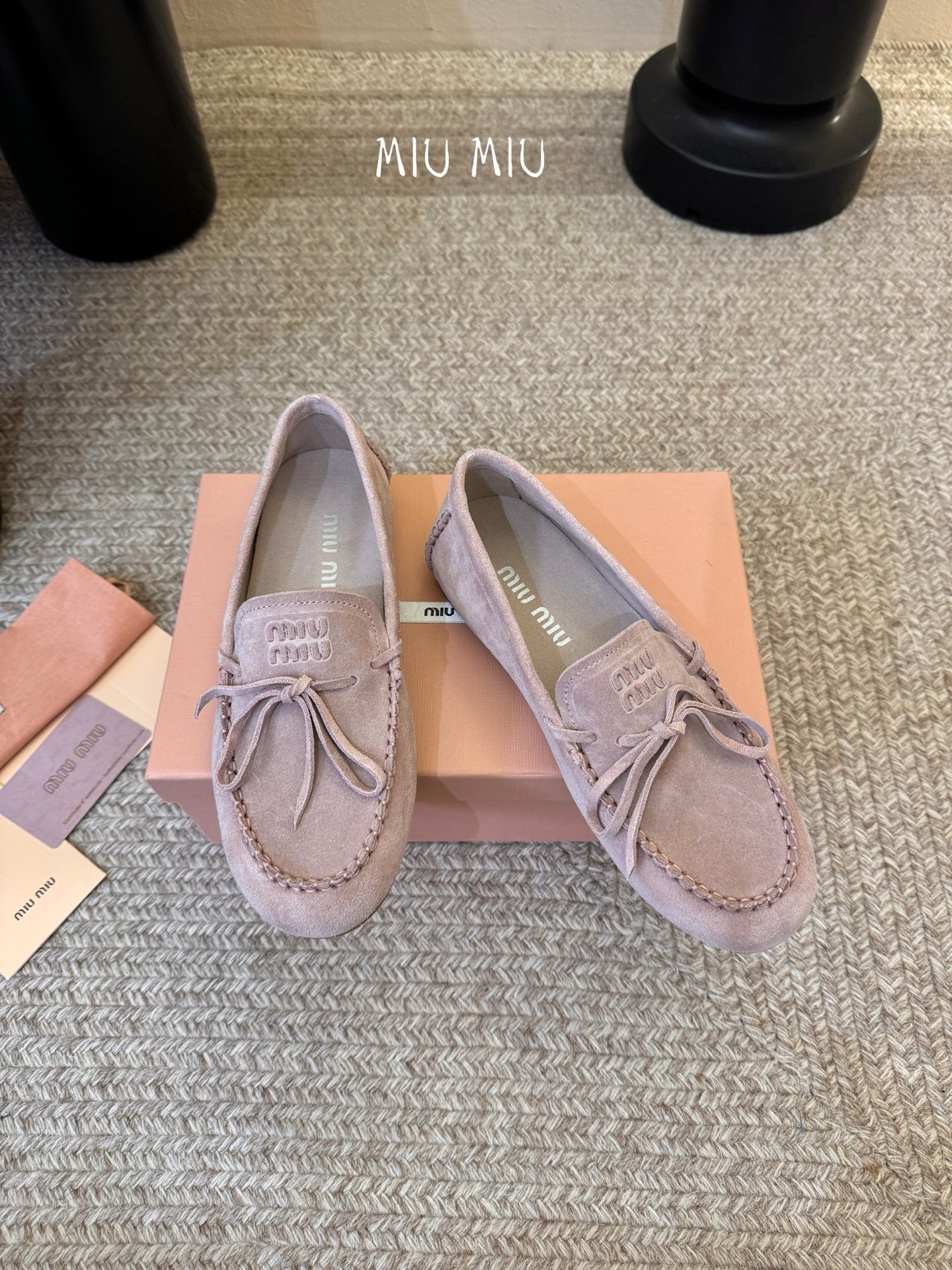 𝑀𝑖𝑢𝑀𝑖×𝐵𝑎𝑙𝑎𝑛𝑐缪 缪 新款包拖鞋系列上新★★★★★ 舒适度与时髦度并存的开挂全新系列，设计搭配