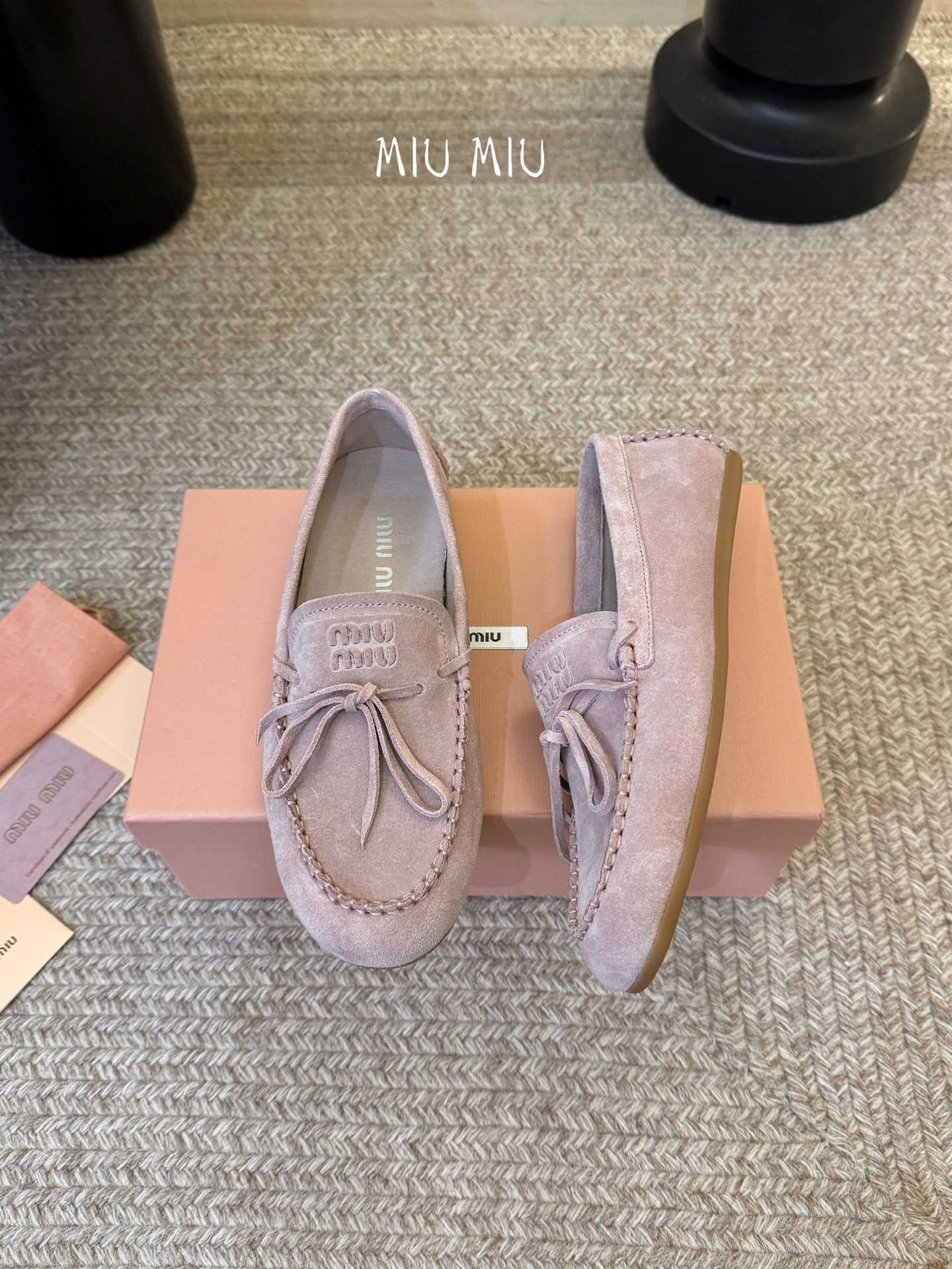 𝑀𝑖𝑢𝑀𝑖×𝐵𝑎𝑙𝑎𝑛𝑐缪 缪 新款包拖鞋系列上新★★★★★ 舒适度与时髦度并存的开挂全新系列，设计搭配