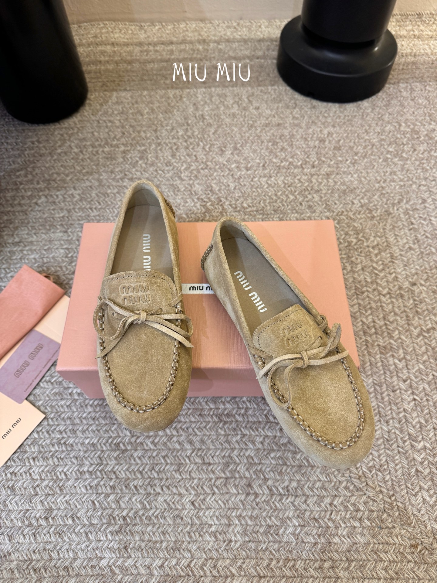 𝑀𝑖𝑢𝑀𝑖×𝐵𝑎𝑙𝑎𝑛𝑐缪 缪 新款包拖鞋系列上新★★★★★ 舒适度与时髦度并存的开挂全新系列，设计搭配