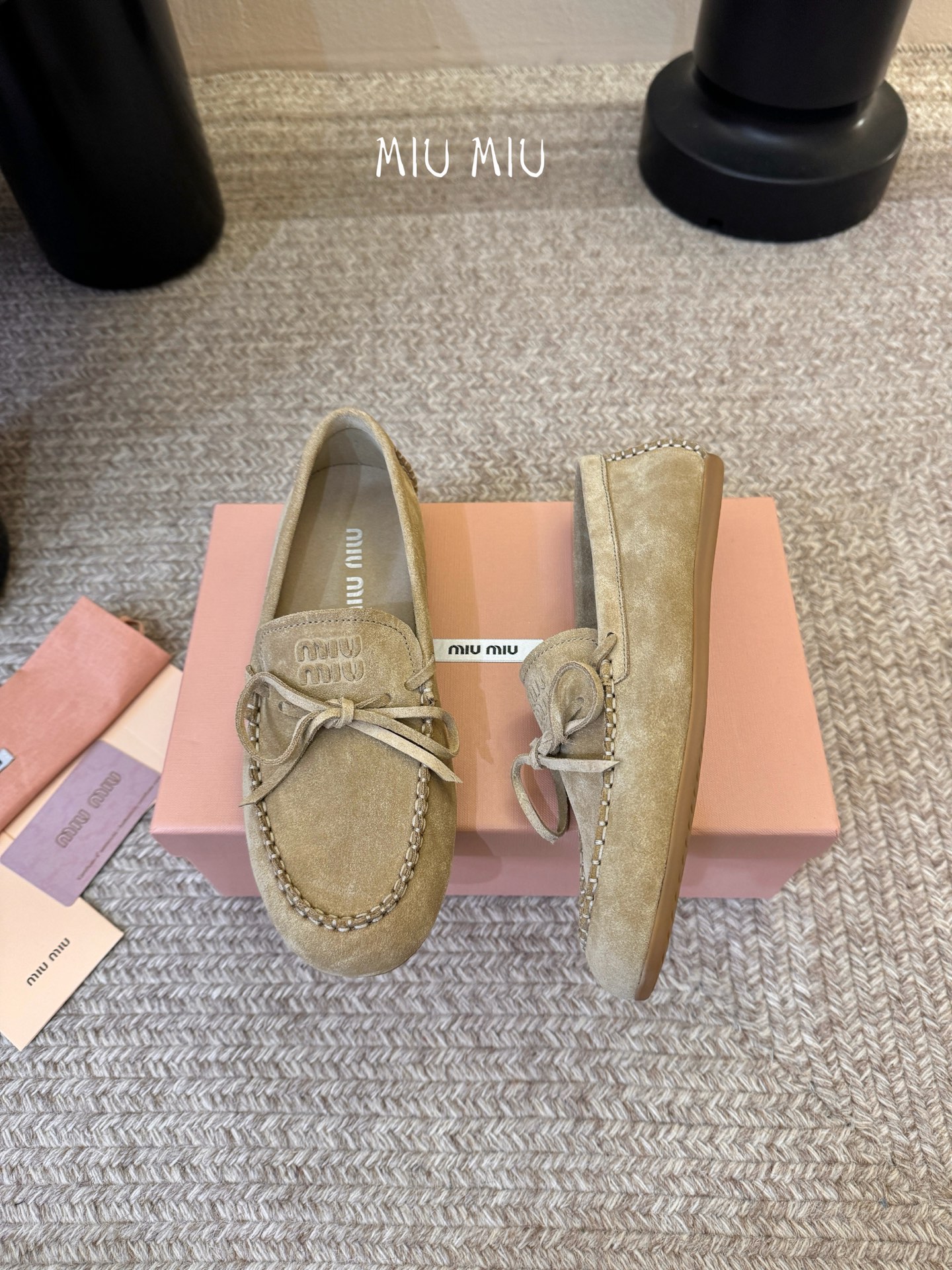 𝑀𝑖𝑢𝑀𝑖×𝐵𝑎𝑙𝑎𝑛𝑐缪 缪 新款包拖鞋系列上新★★★★★ 舒适度与时髦度并存的开挂全新系列，设计搭配