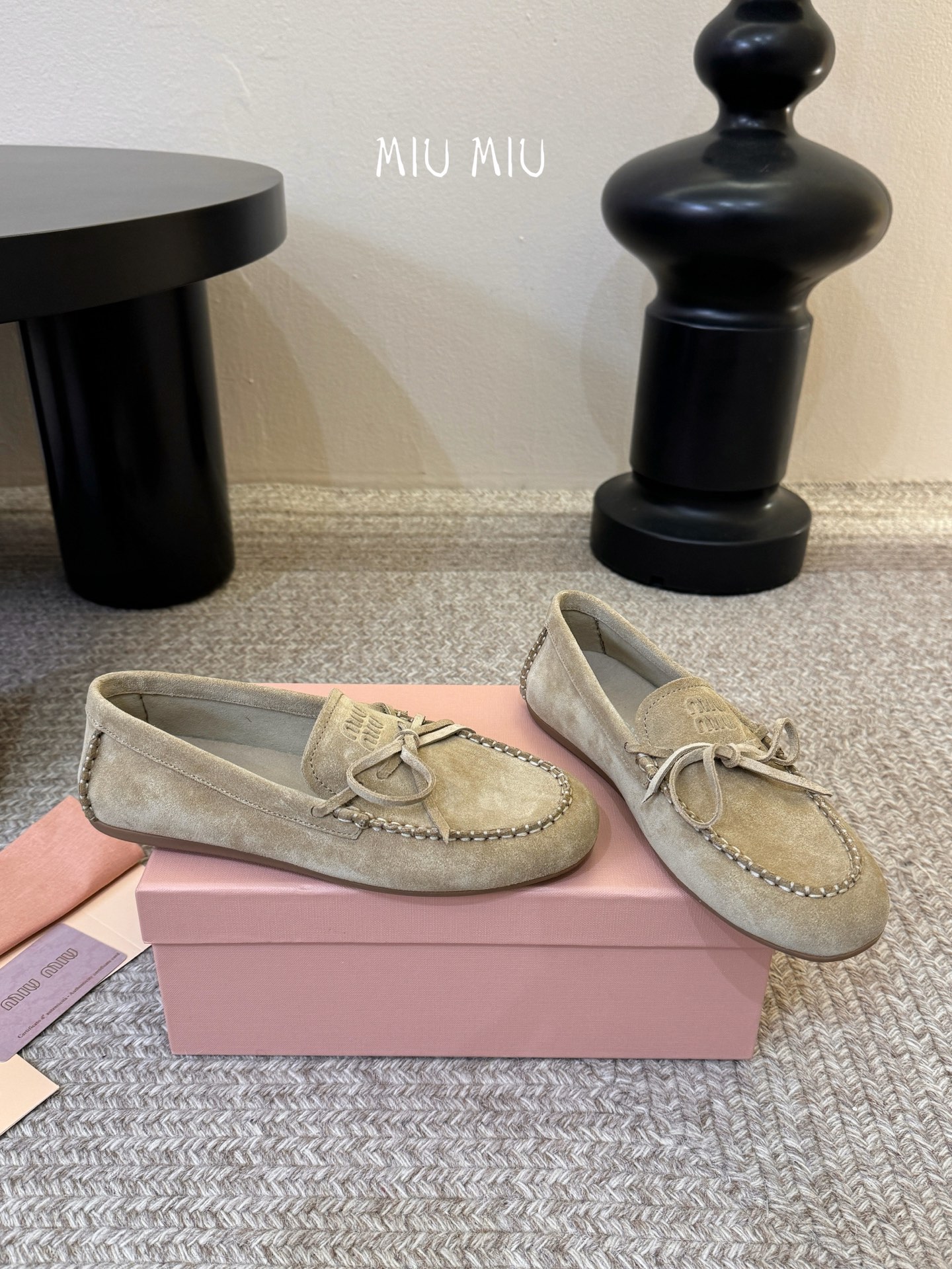 𝑀𝑖𝑢𝑀𝑖×𝐵𝑎𝑙𝑎𝑛𝑐缪 缪 新款包拖鞋系列上新★★★★★ 舒适度与时髦度并存的开挂全新系列，设计搭配