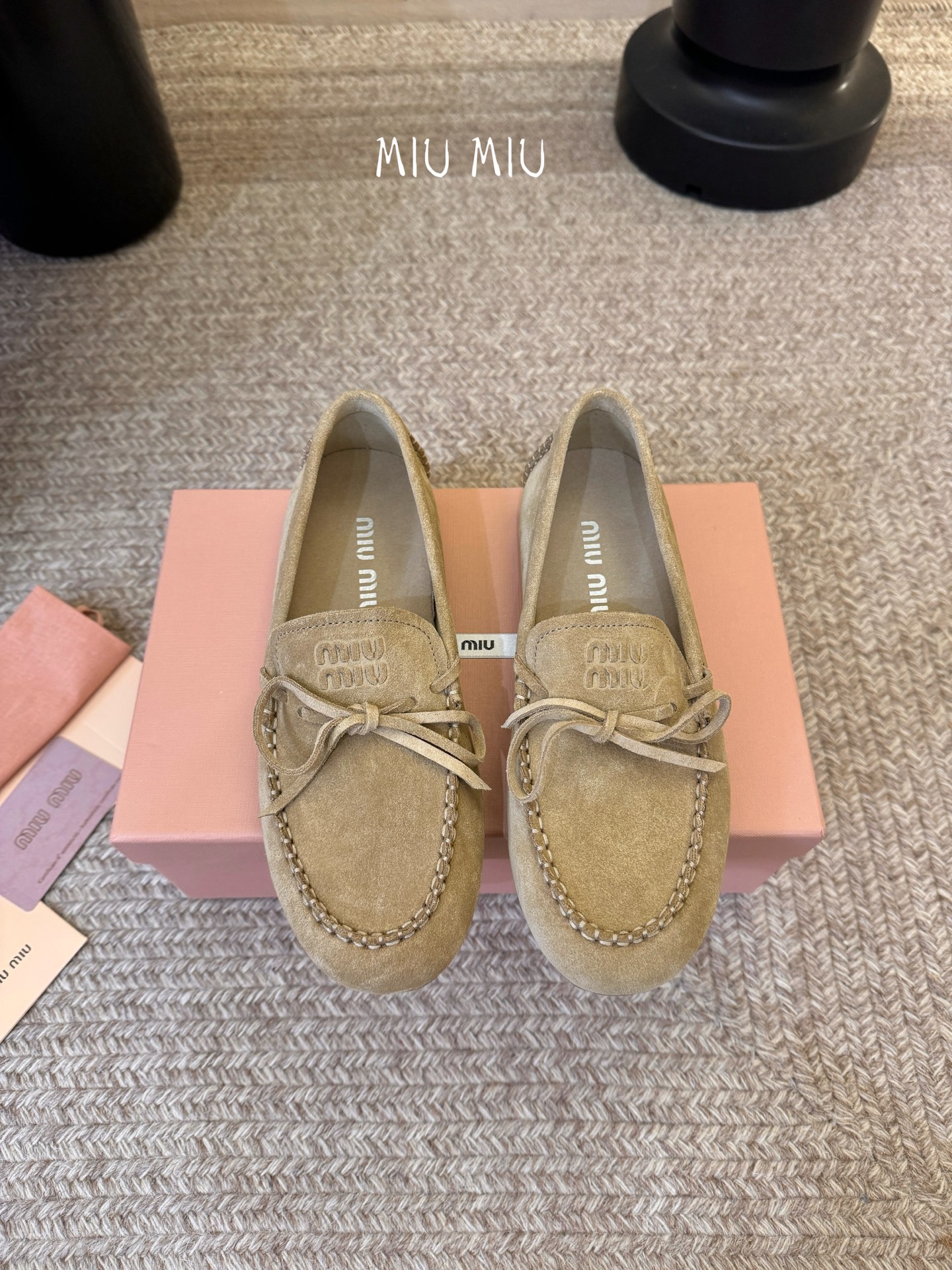 𝑀𝑖𝑢𝑀𝑖×𝐵𝑎𝑙𝑎𝑛𝑐缪 缪 新款包拖鞋系列上新★★★★★ 舒适度与时髦度并存的开挂全新系列，设计搭配