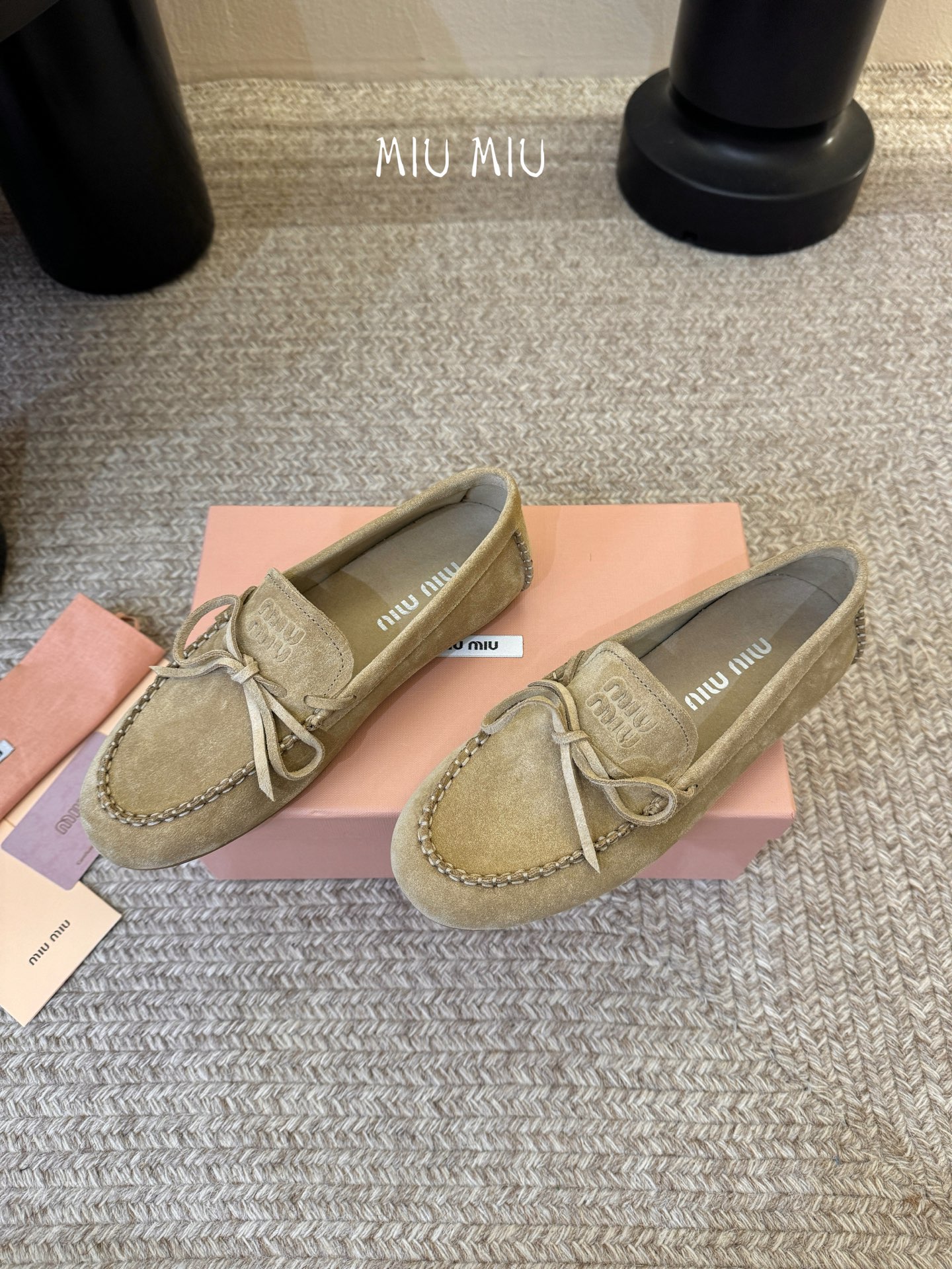 𝑀𝑖𝑢𝑀𝑖×𝐵𝑎𝑙𝑎𝑛𝑐缪 缪 新款包拖鞋系列上新★★★★★ 舒适度与时髦度并存的开挂全新系列，设计搭配