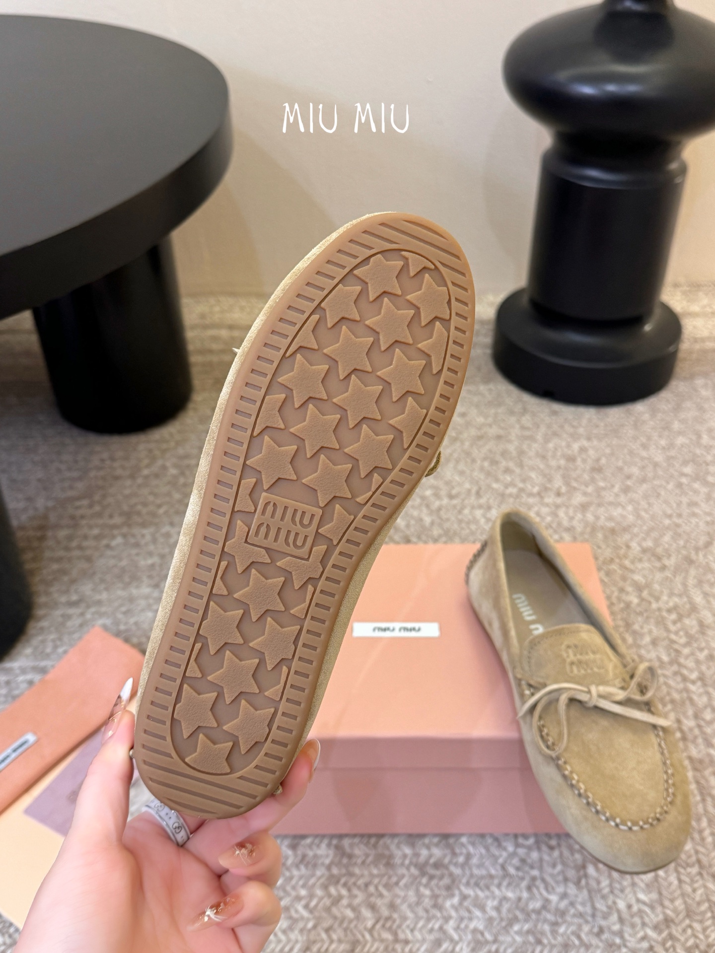 𝑀𝑖𝑢𝑀𝑖×𝐵𝑎𝑙𝑎𝑛𝑐缪 缪 新款包拖鞋系列上新★★★★★ 舒适度与时髦度并存的开挂全新系列，设计搭配