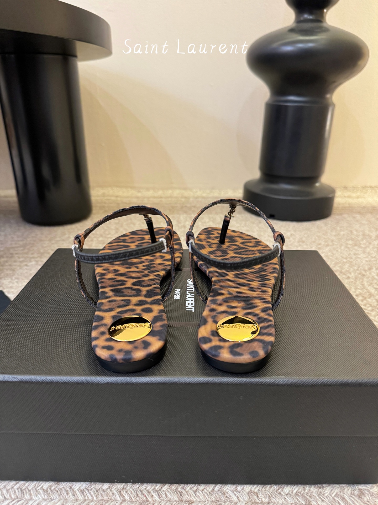 YSL 圣罗兰 SAINT LAURENT 新款凉鞋很难不爱这款啊... 真的炒鸡喜欢！懂货的姐妹可以 