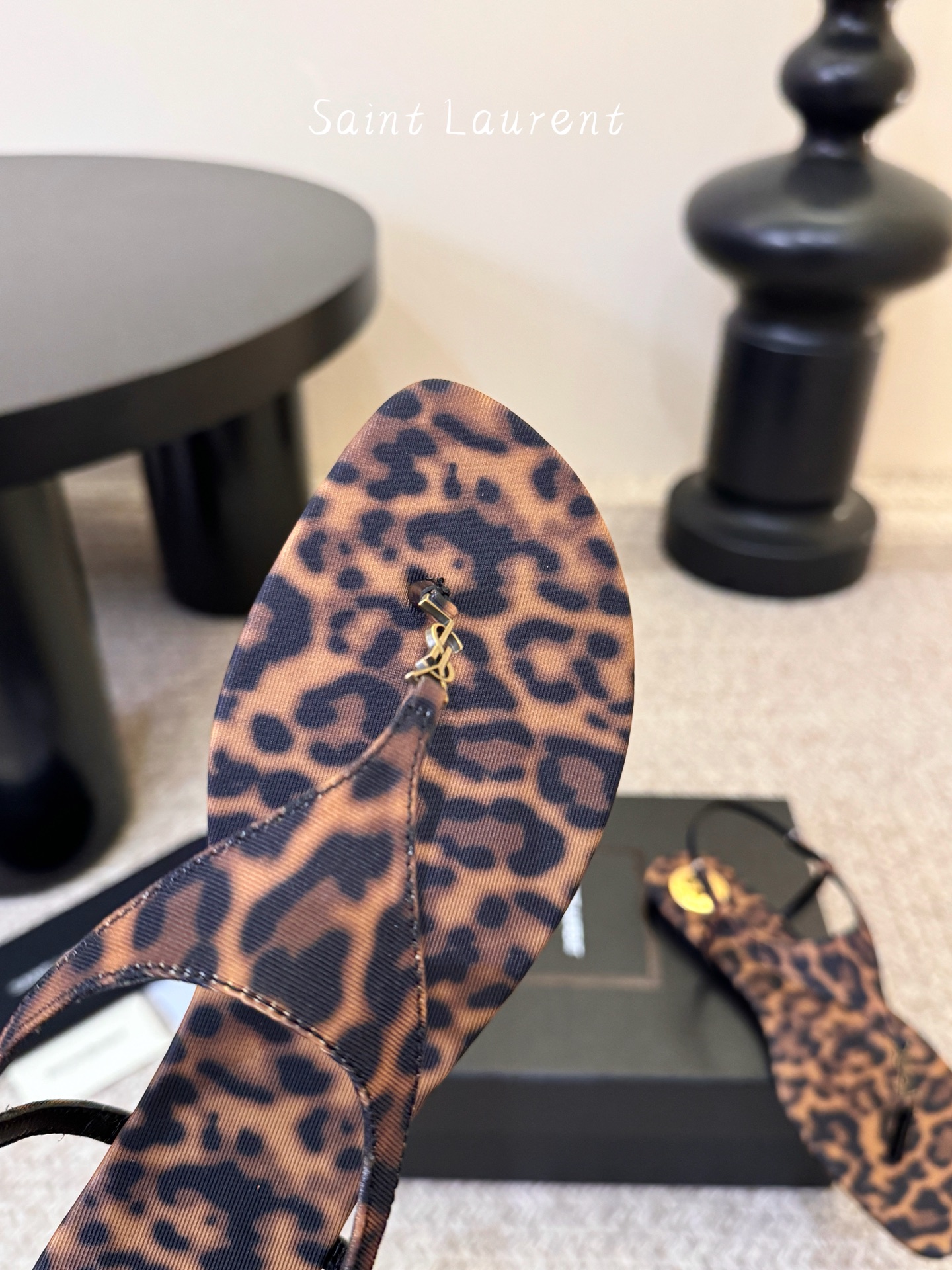 YSL 圣罗兰 SAINT LAURENT 新款凉鞋很难不爱这款啊... 真的炒鸡喜欢！懂货的姐妹可以 