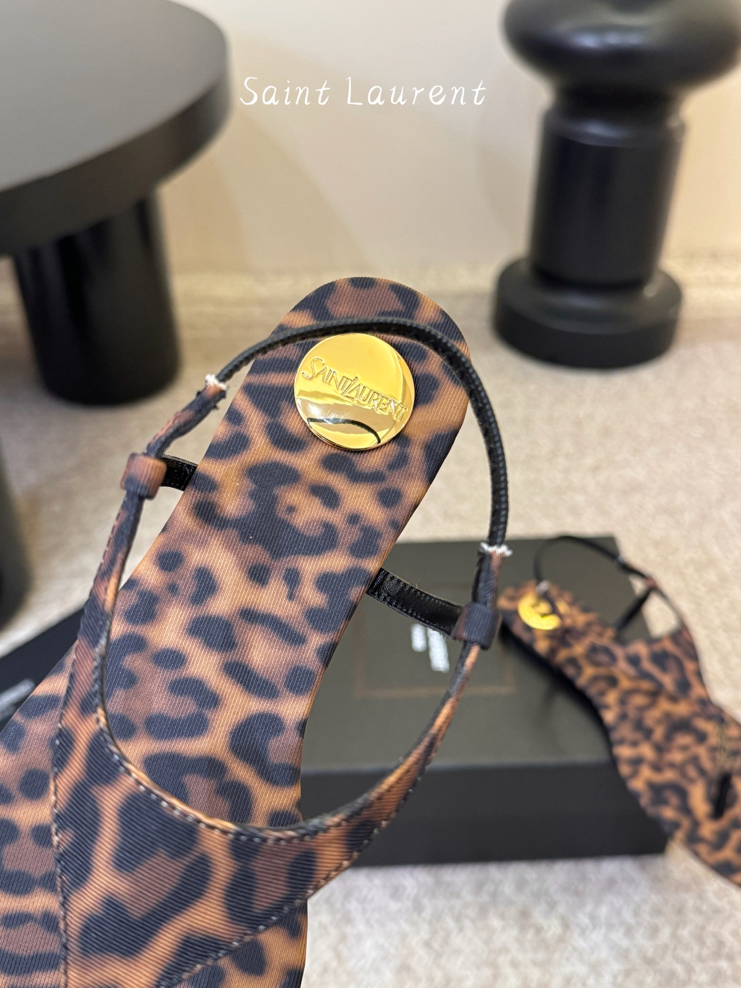 YSL 圣罗兰 SAINT LAURENT 新款凉鞋很难不爱这款啊... 真的炒鸡喜欢！懂货的姐妹可以 