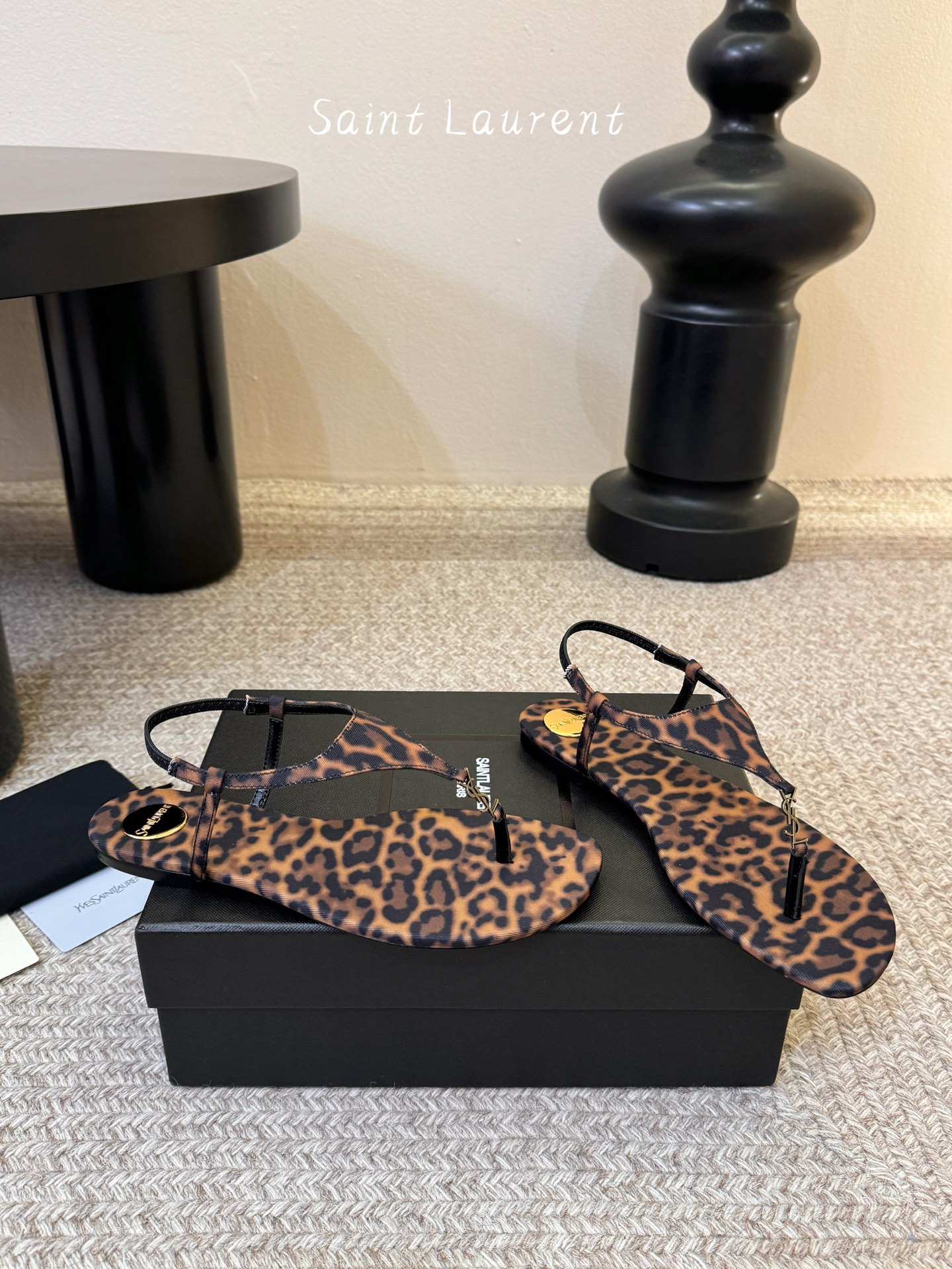 YSL 圣罗兰 SAINT LAURENT 新款凉鞋很难不爱这款啊... 真的炒鸡喜欢！懂货的姐妹可以 