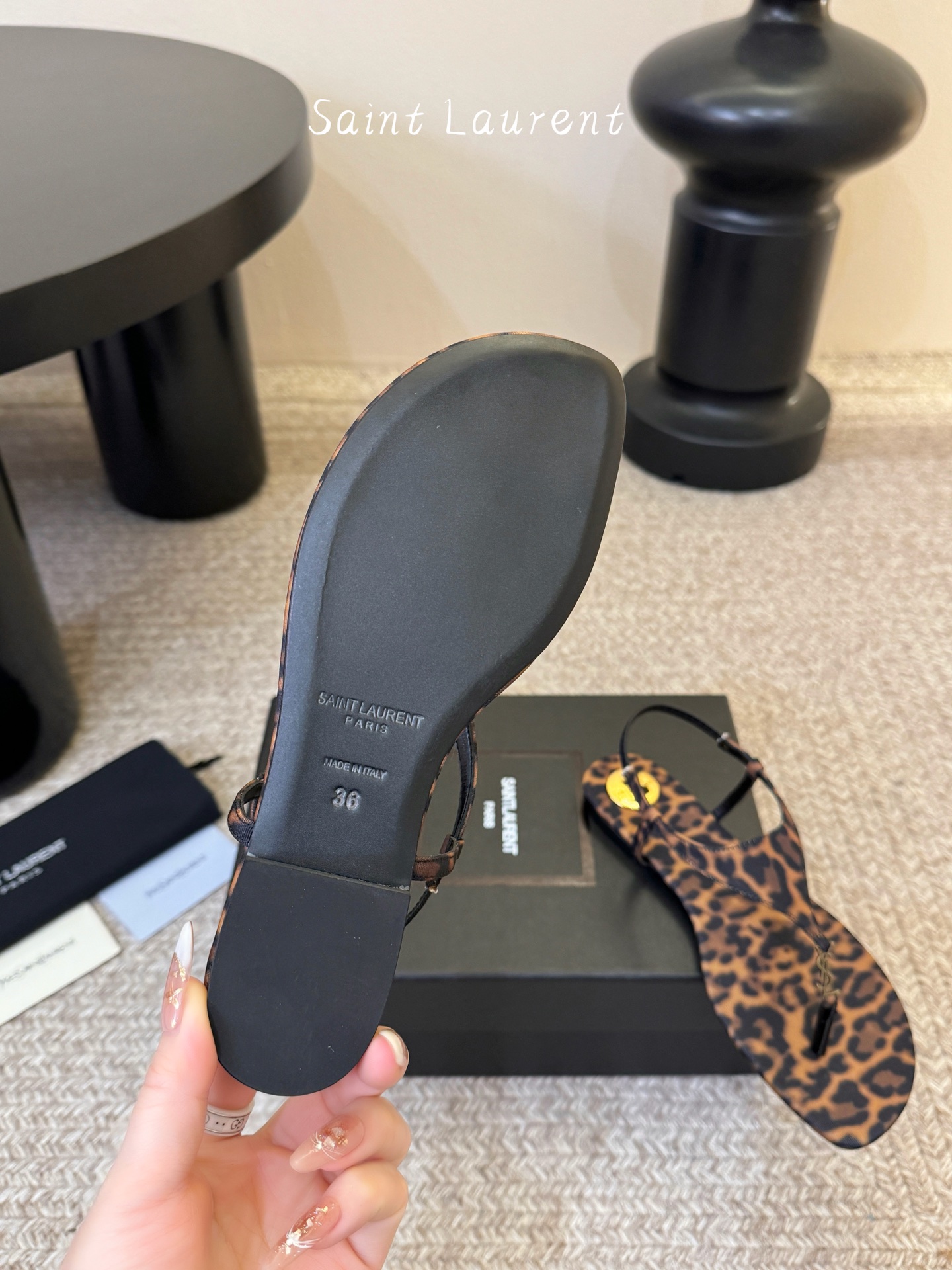 YSL 圣罗兰 SAINT LAURENT 新款凉鞋很难不爱这款啊... 真的炒鸡喜欢！懂货的姐妹可以 