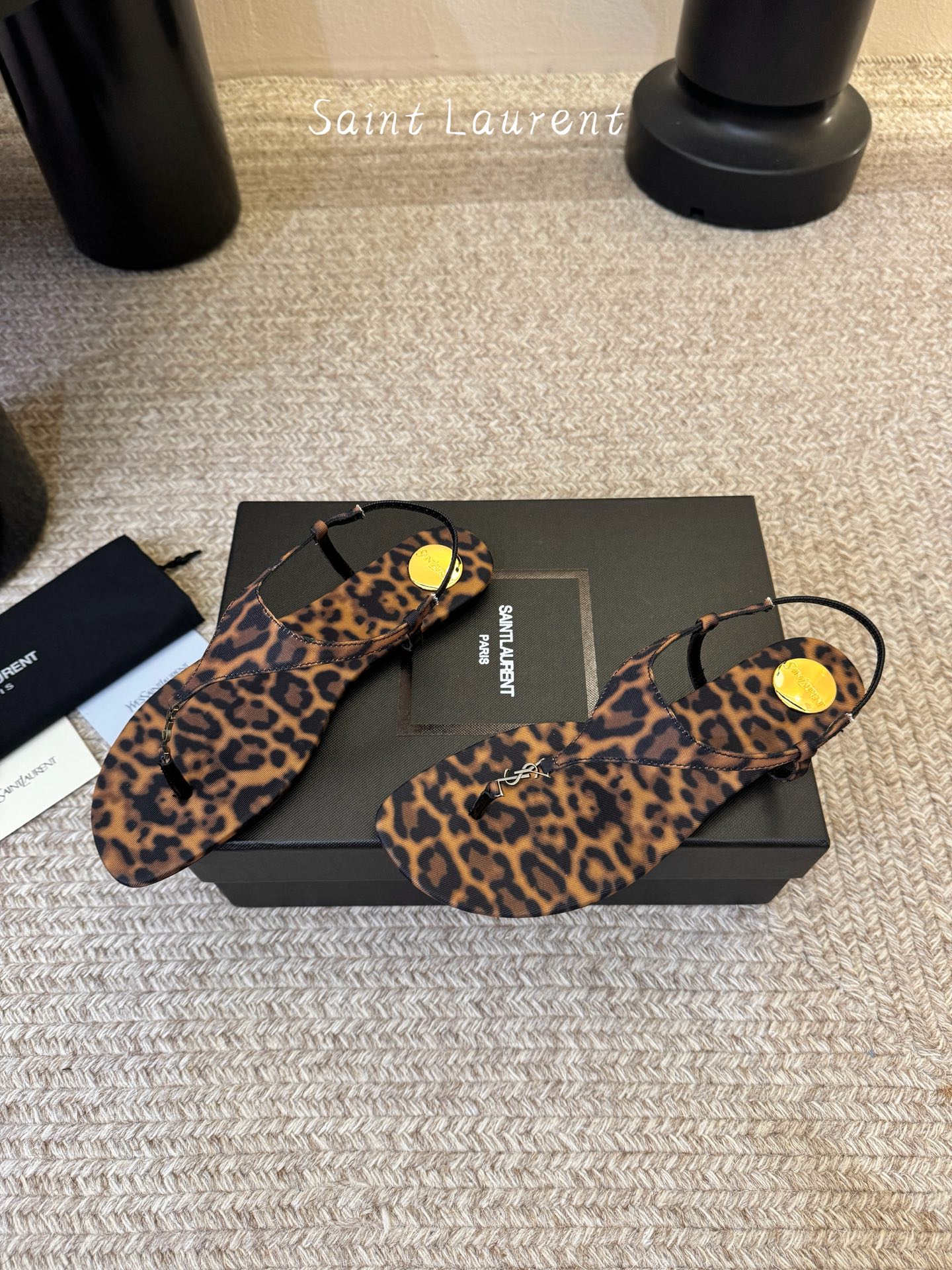 YSL 圣罗兰 SAINT LAURENT 新款凉鞋很难不爱这款啊... 真的炒鸡喜欢！懂货的姐妹可以 