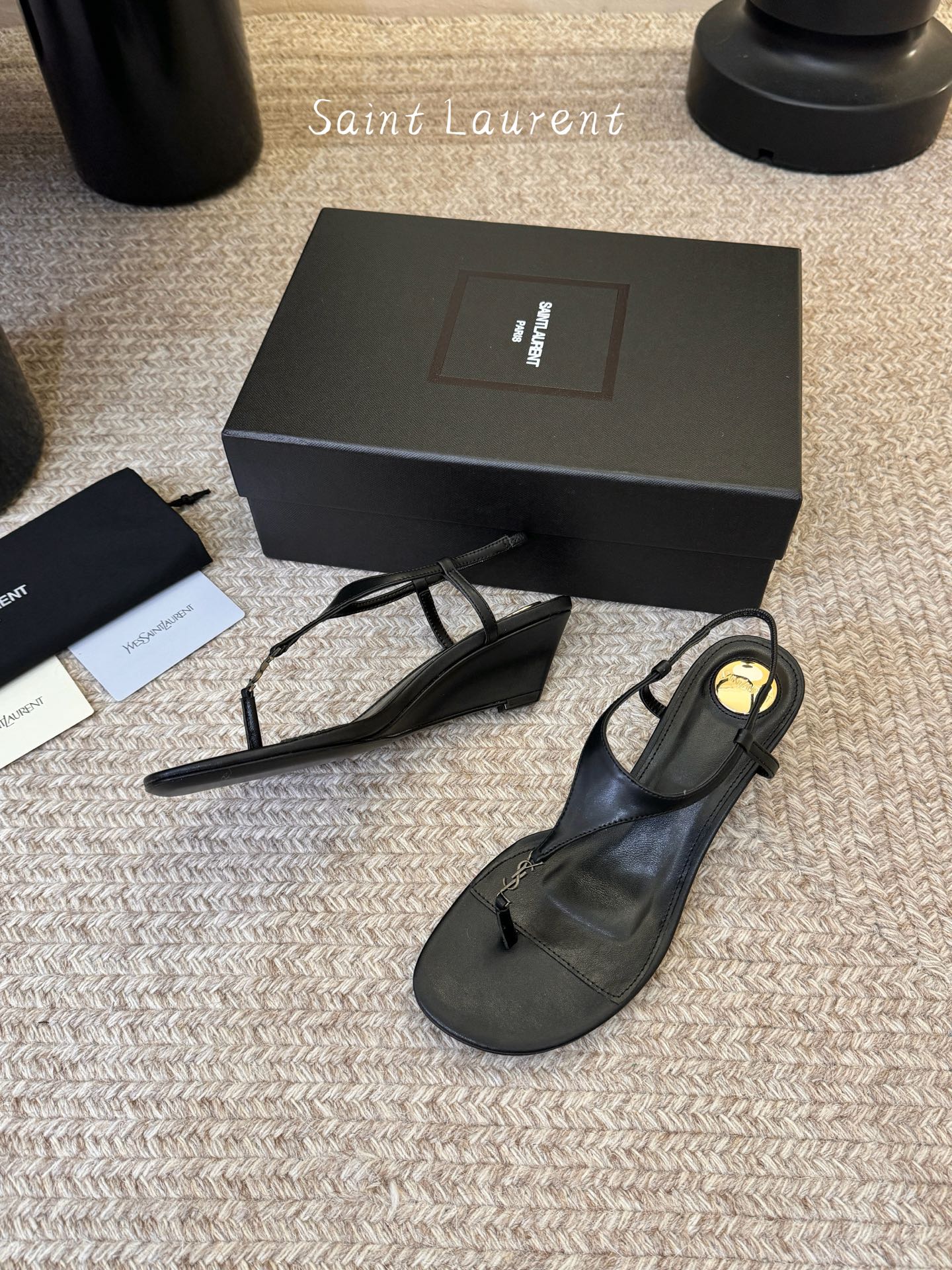 YSL 圣罗兰 SAINT LAURENT 新款凉鞋很难不爱这款啊... 真的炒鸡喜欢！懂货的姐妹可以 