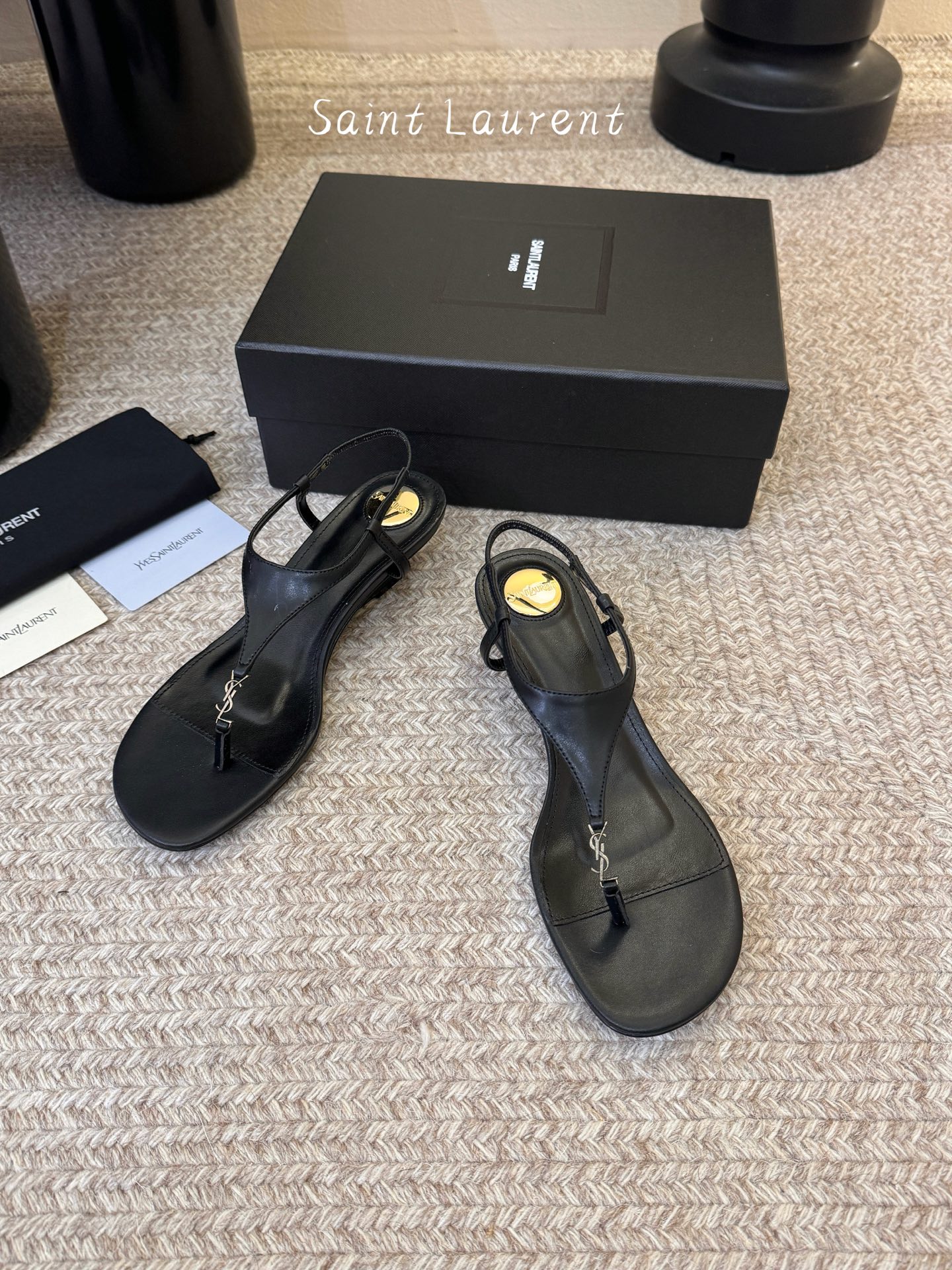 YSL 圣罗兰 SAINT LAURENT 新款凉鞋很难不爱这款啊... 真的炒鸡喜欢！懂货的姐妹可以 