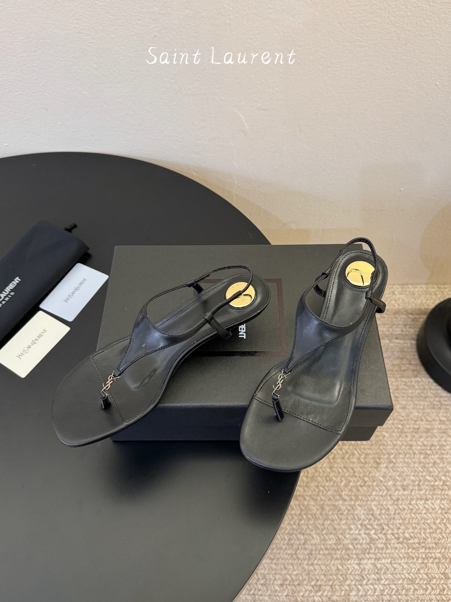 YSL 圣罗兰 SAINT LAURENT 新款凉鞋很难不爱这款啊... 真的炒鸡喜欢！懂货的姐妹可以 