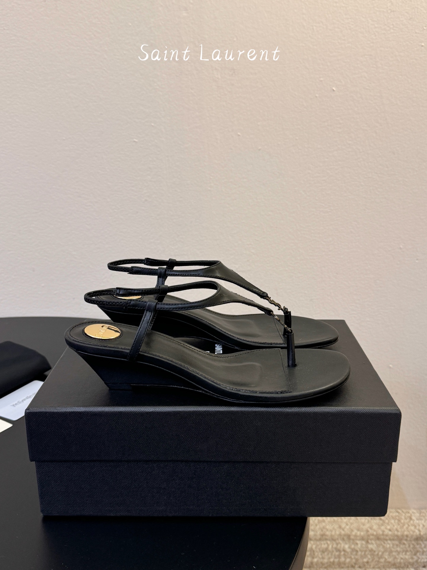 YSL 圣罗兰 SAINT LAURENT 新款凉鞋很难不爱这款啊... 真的炒鸡喜欢！懂货的姐妹可以 