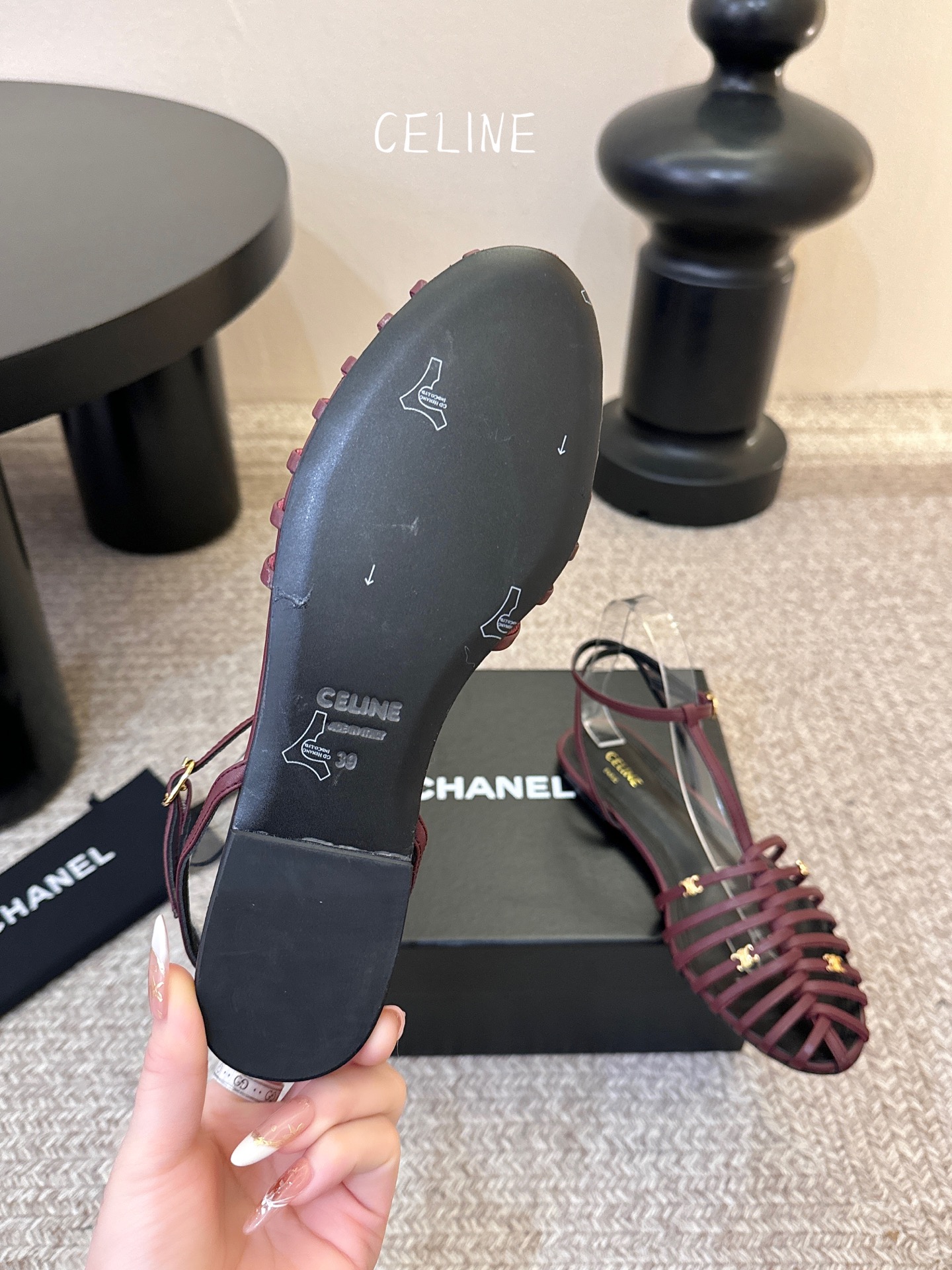 平底Celine春夏凯旋门时装鞋 柔美的露脚设计，脚踝绑带。上脚真的超级显瘦超级美 C家特定的精致凯旋门