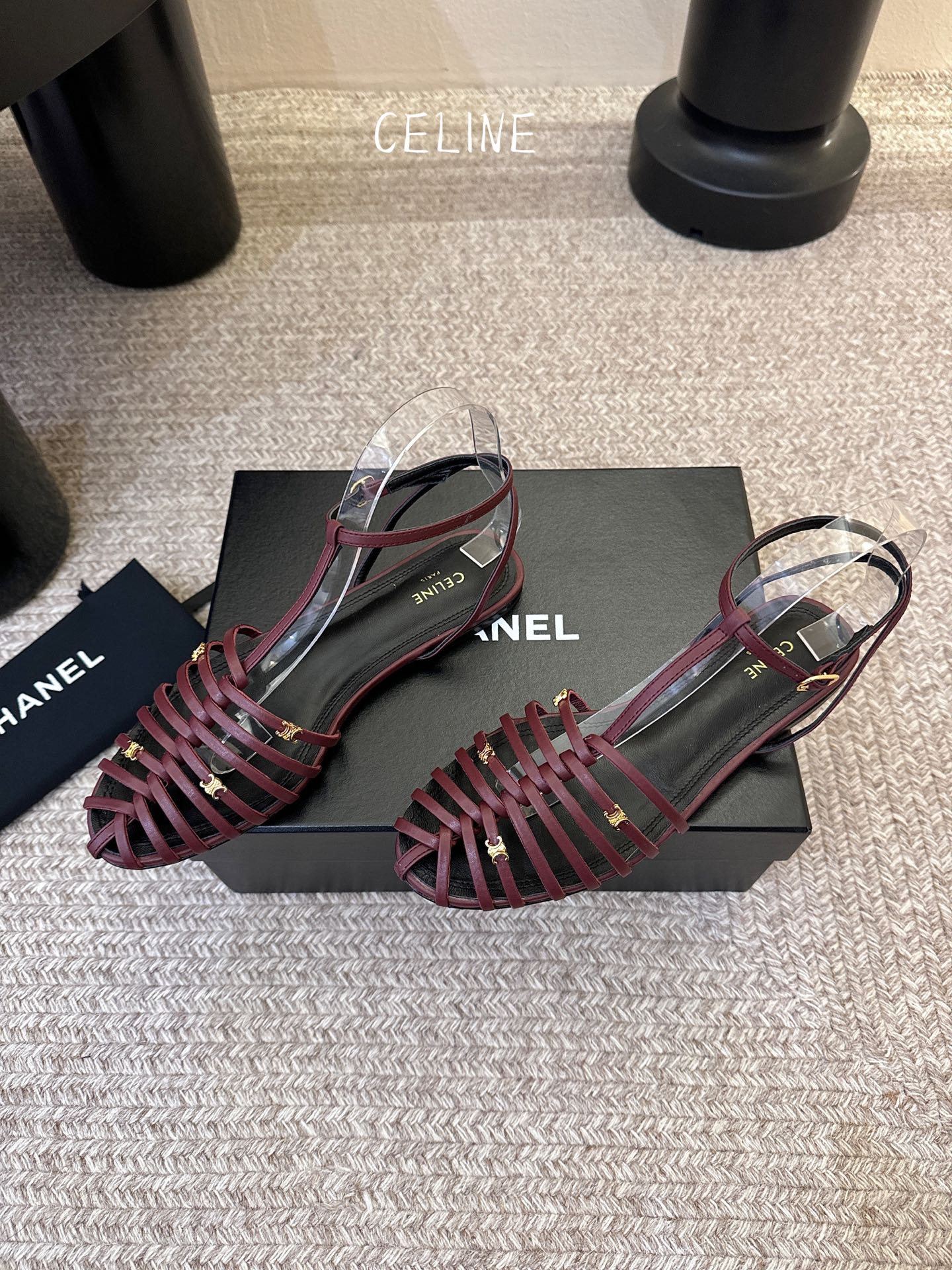 平底Celine春夏凯旋门时装鞋 柔美的露脚设计，脚踝绑带。上脚真的超级显瘦超级美 C家特定的精致凯旋门