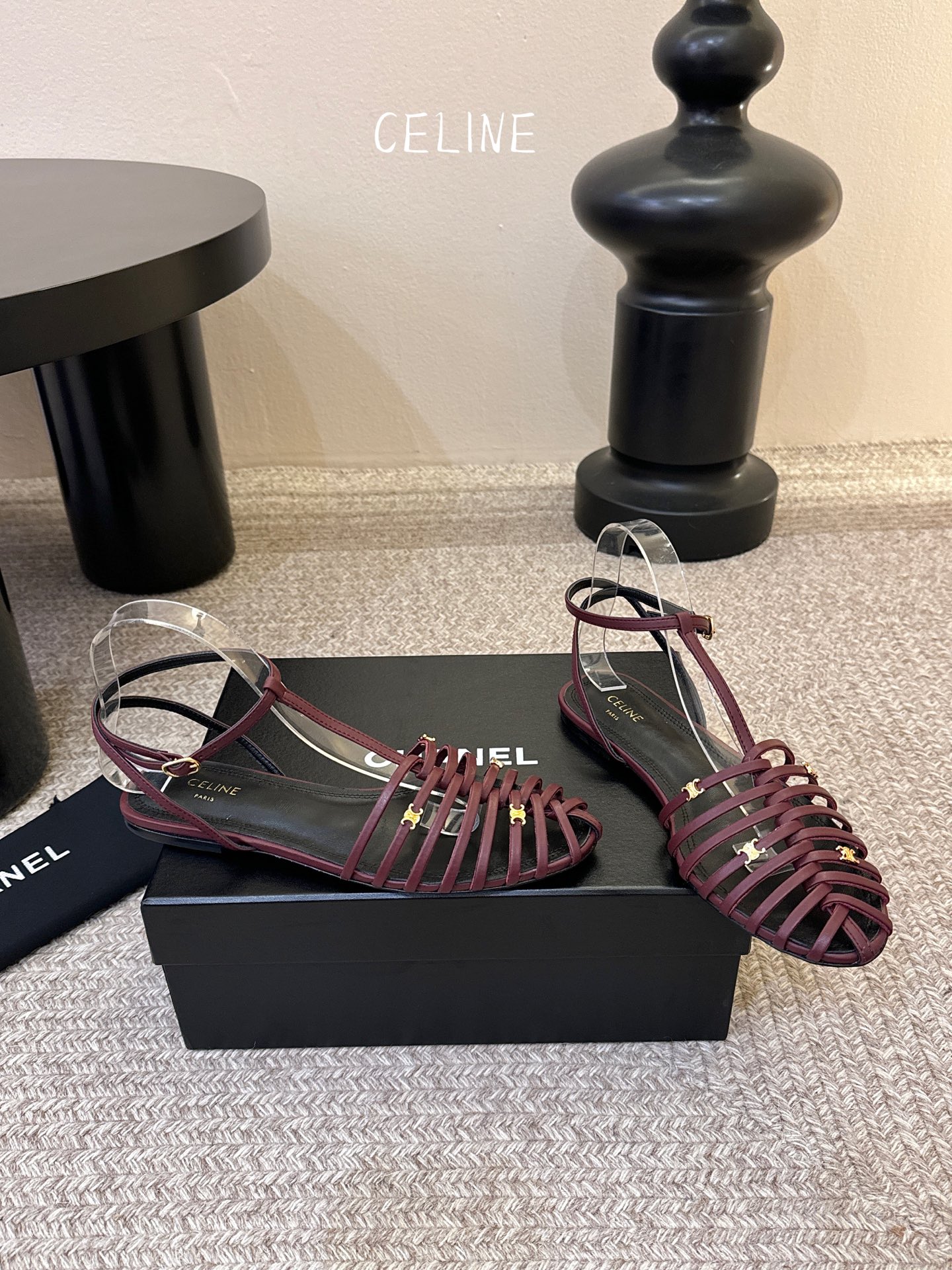 平底Celine春夏凯旋门时装鞋 柔美的露脚设计，脚踝绑带。上脚真的超级显瘦超级美 C家特定的精致凯旋门