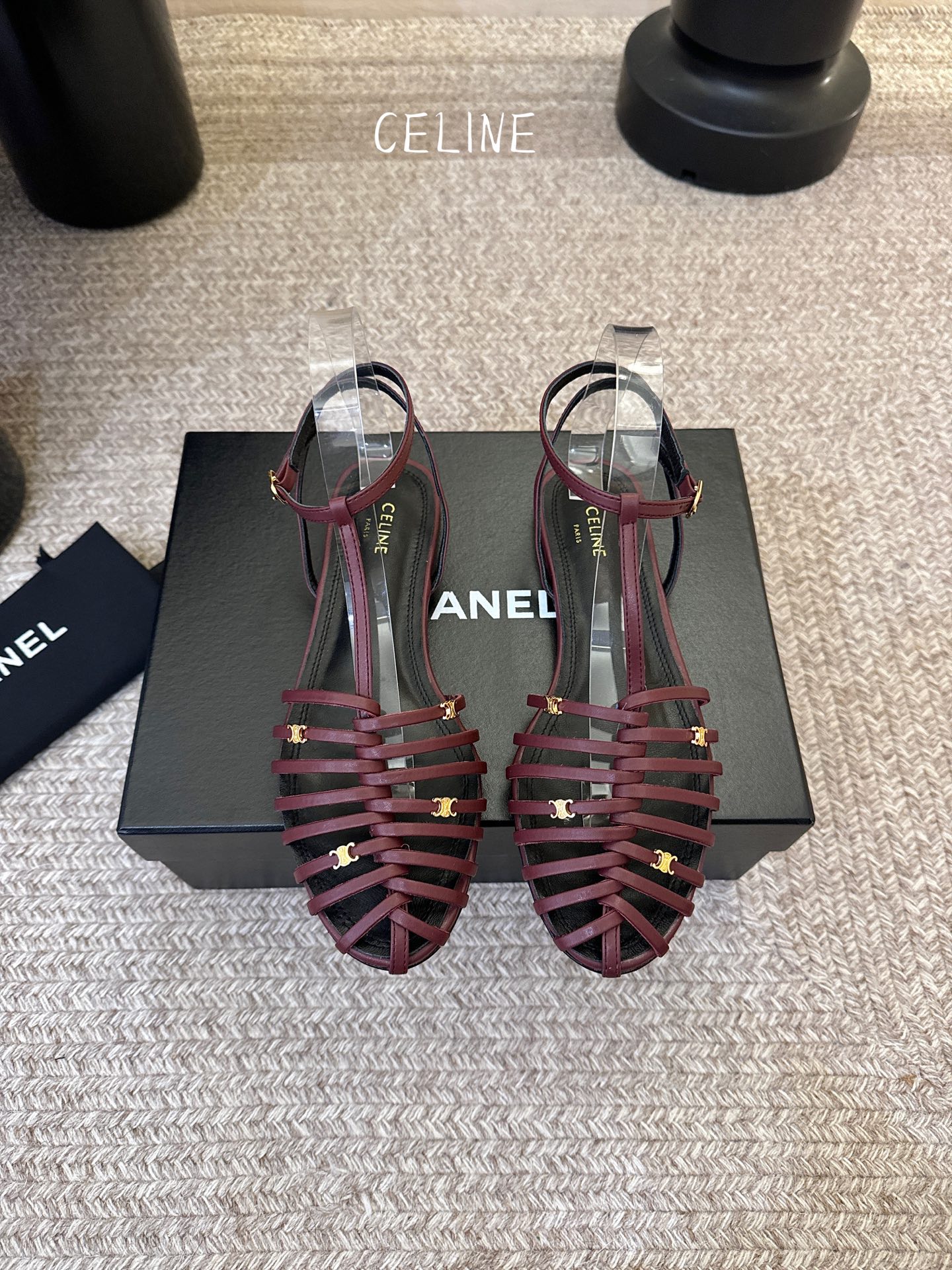 平底Celine春夏凯旋门时装鞋 柔美的露脚设计，脚踝绑带。上脚真的超级显瘦超级美 C家特定的精致凯旋门