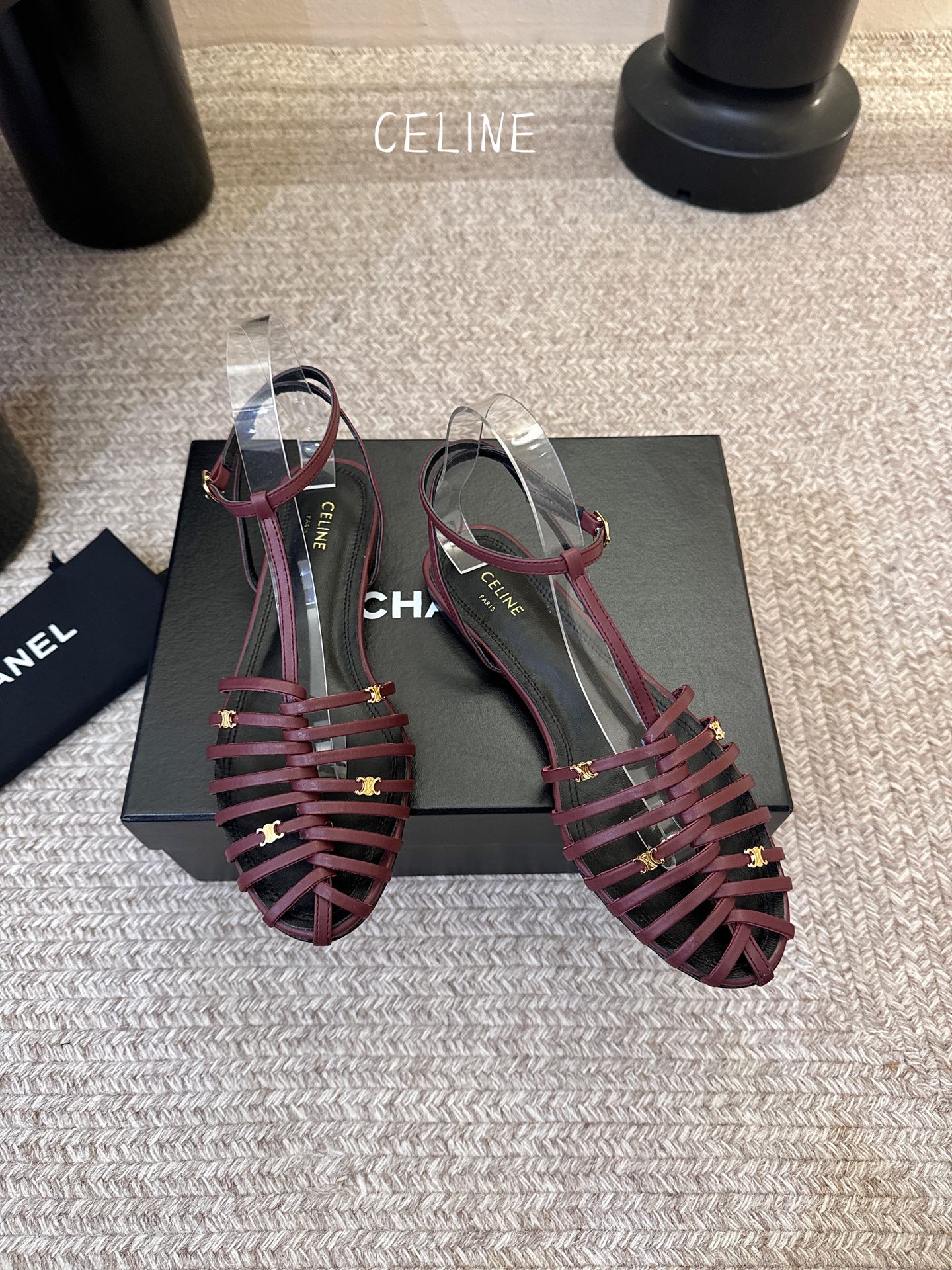 平底Celine春夏凯旋门时装鞋 柔美的露脚设计，脚踝绑带。上脚真的超级显瘦超级美 C家特定的精致凯旋门