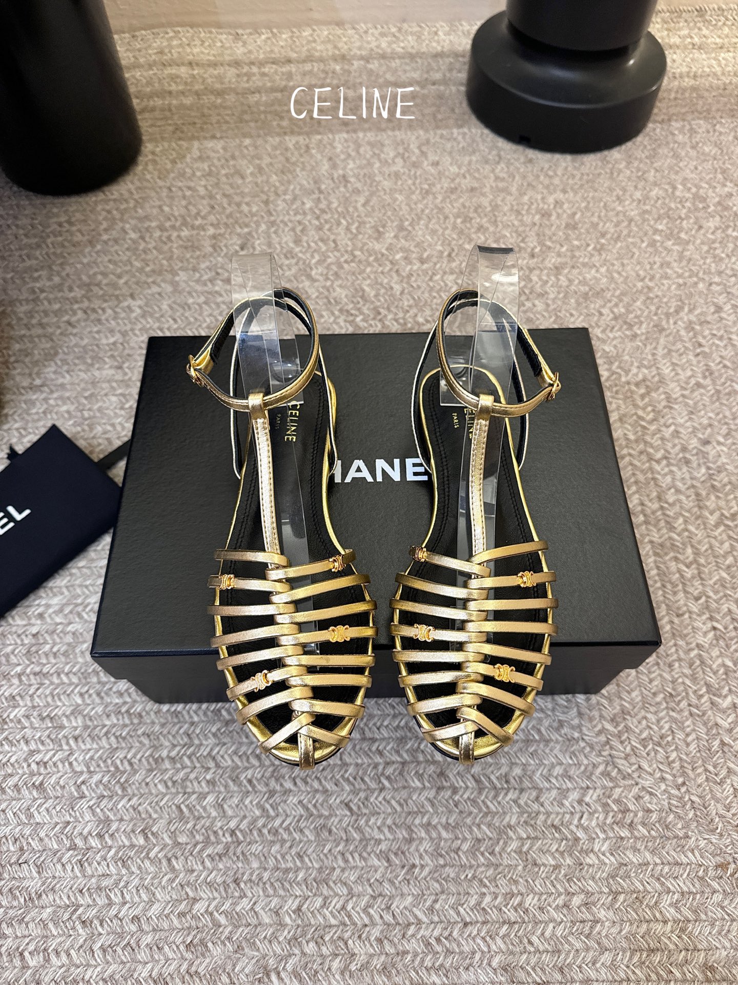 平底Celine春夏凯旋门时装鞋 柔美的露脚设计，脚踝绑带。上脚真的超级显瘦超级美 C家特定的精致凯旋门