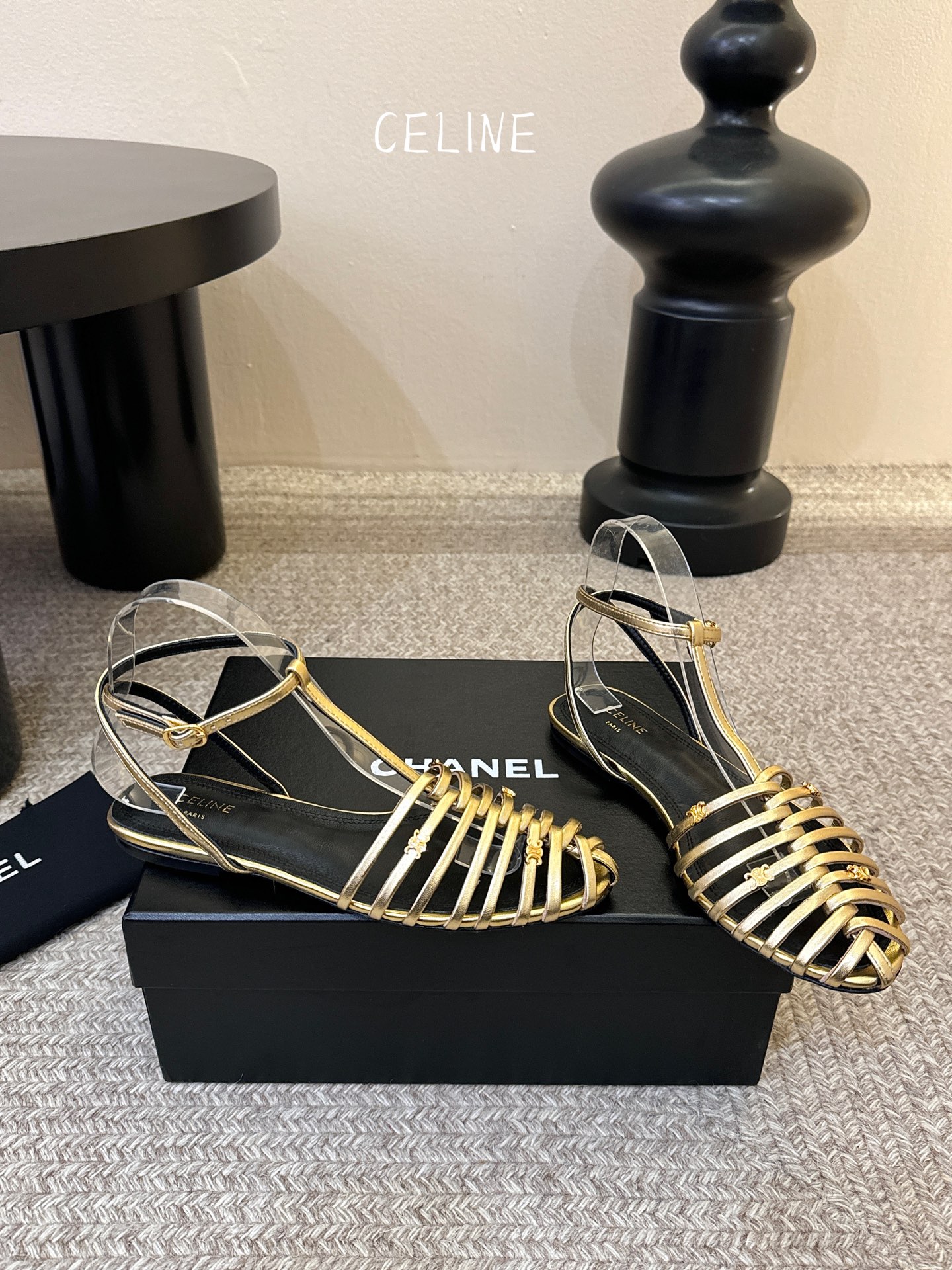 平底Celine春夏凯旋门时装鞋 柔美的露脚设计，脚踝绑带。上脚真的超级显瘦超级美 C家特定的精致凯旋门