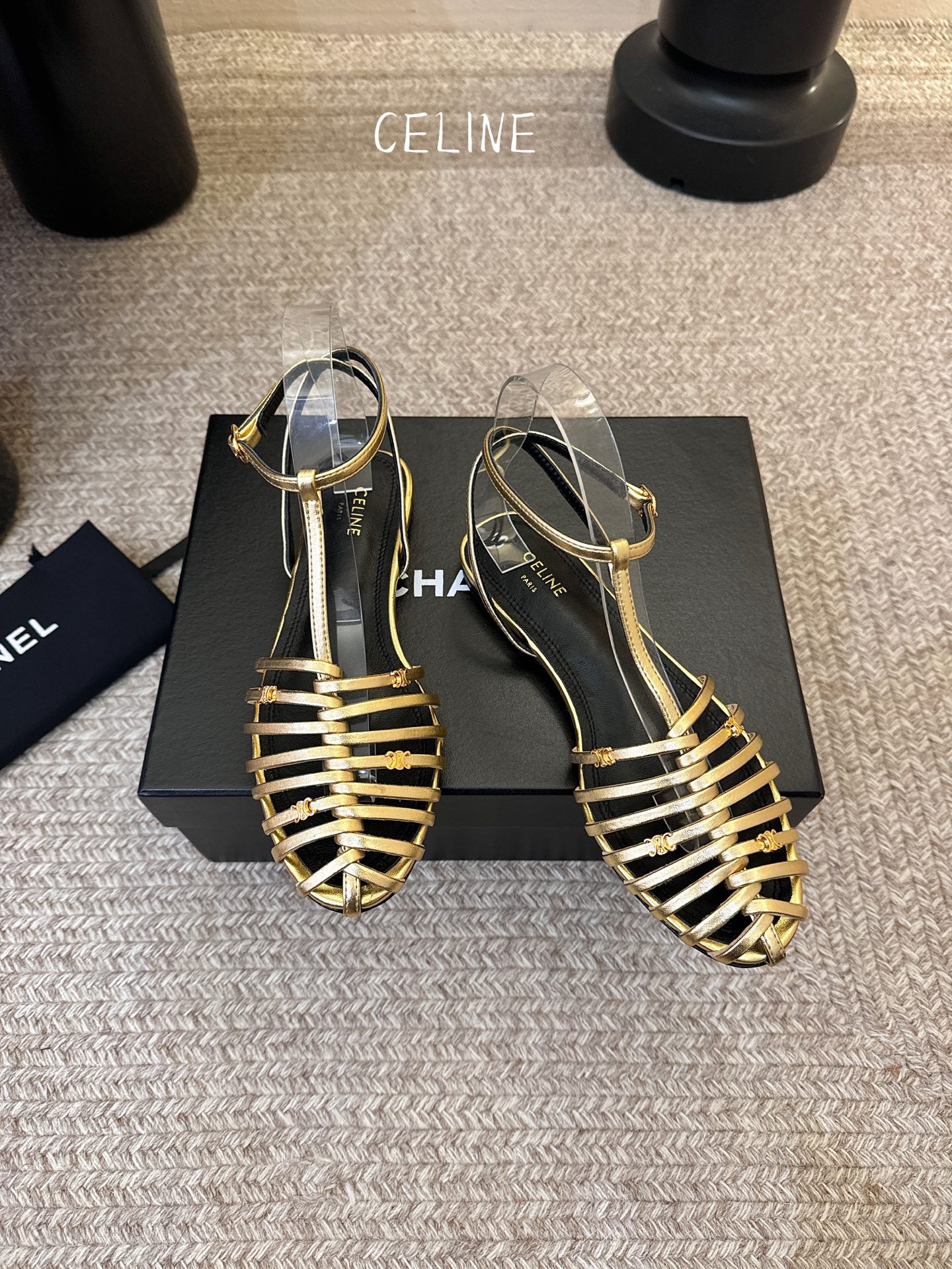 平底Celine春夏凯旋门时装鞋 柔美的露脚设计，脚踝绑带。上脚真的超级显瘦超级美 C家特定的精致凯旋门