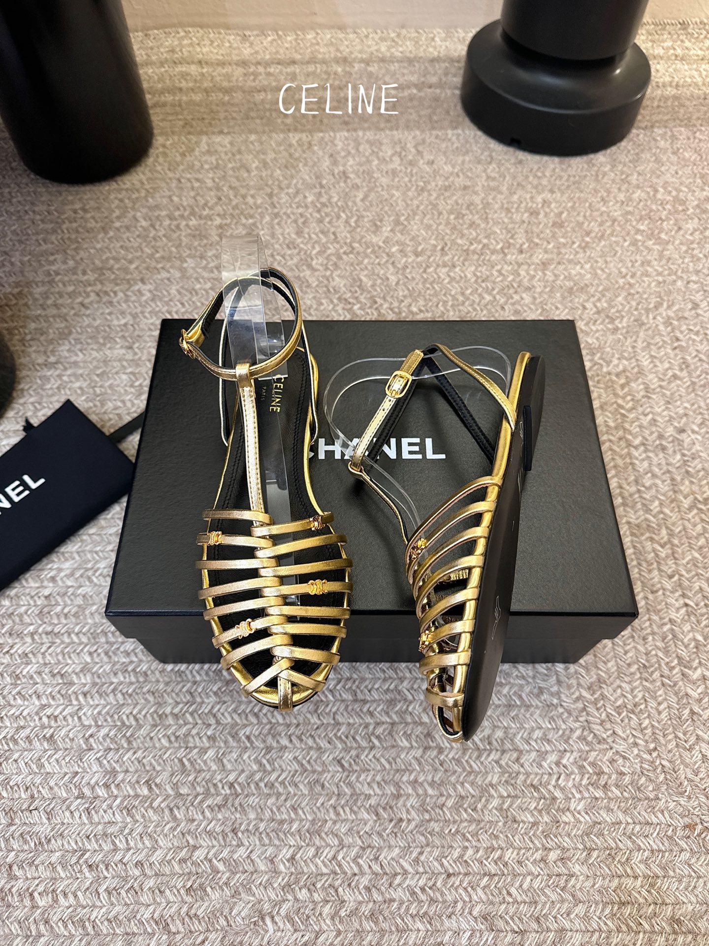 平底Celine春夏凯旋门时装鞋 柔美的露脚设计，脚踝绑带。上脚真的超级显瘦超级美 C家特定的精致凯旋门