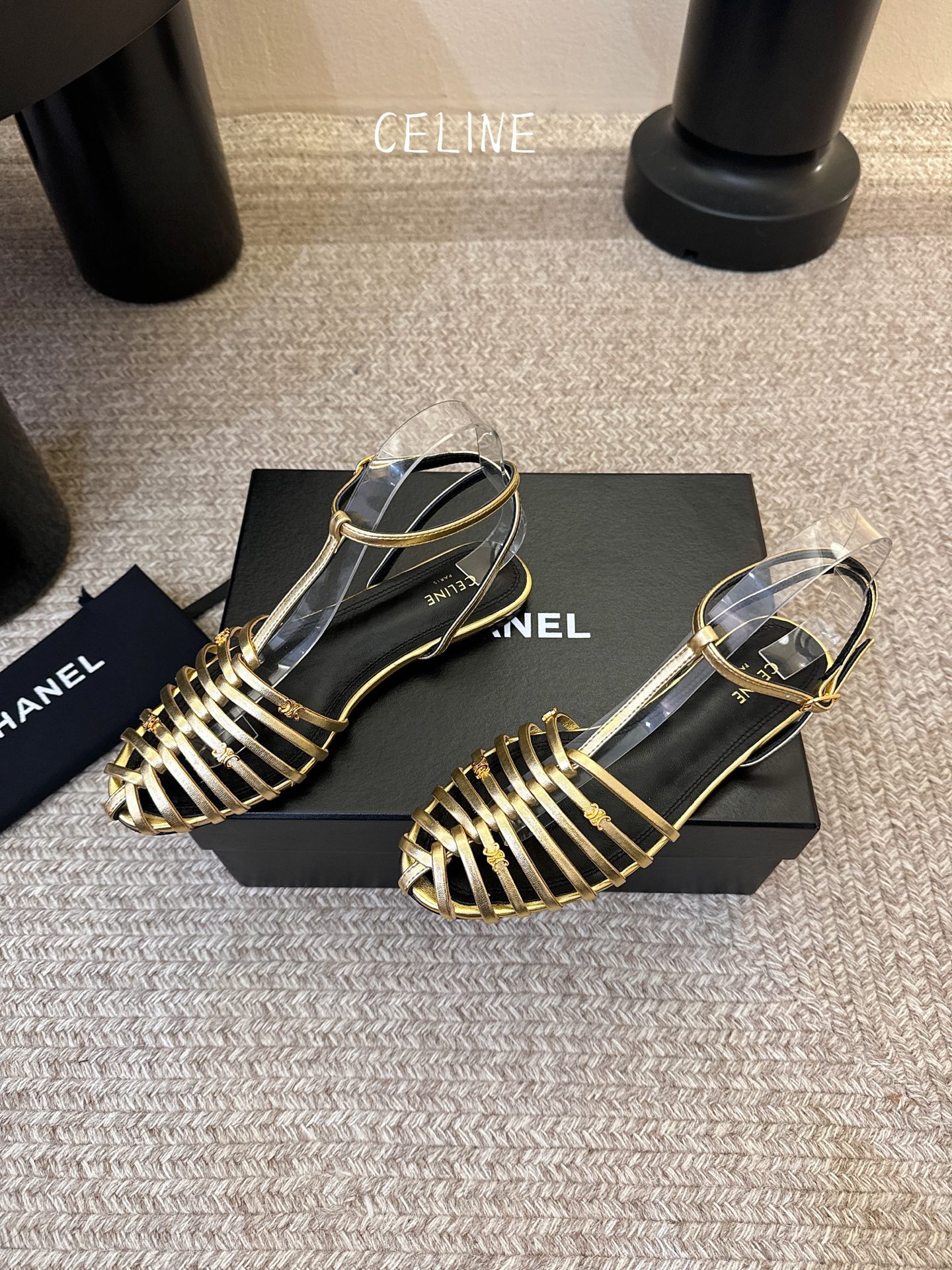 平底Celine春夏凯旋门时装鞋 柔美的露脚设计，脚踝绑带。上脚真的超级显瘦超级美 C家特定的精致凯旋门