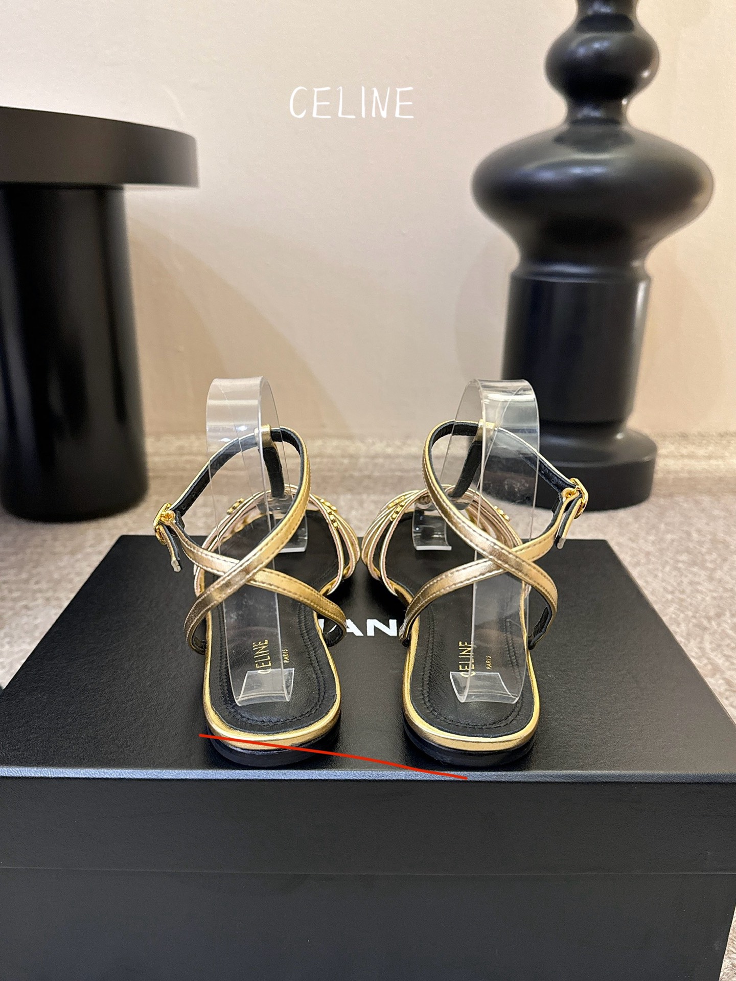 平底Celine春夏凯旋门时装鞋 柔美的露脚设计，脚踝绑带。上脚真的超级显瘦超级美 C家特定的精致凯旋门