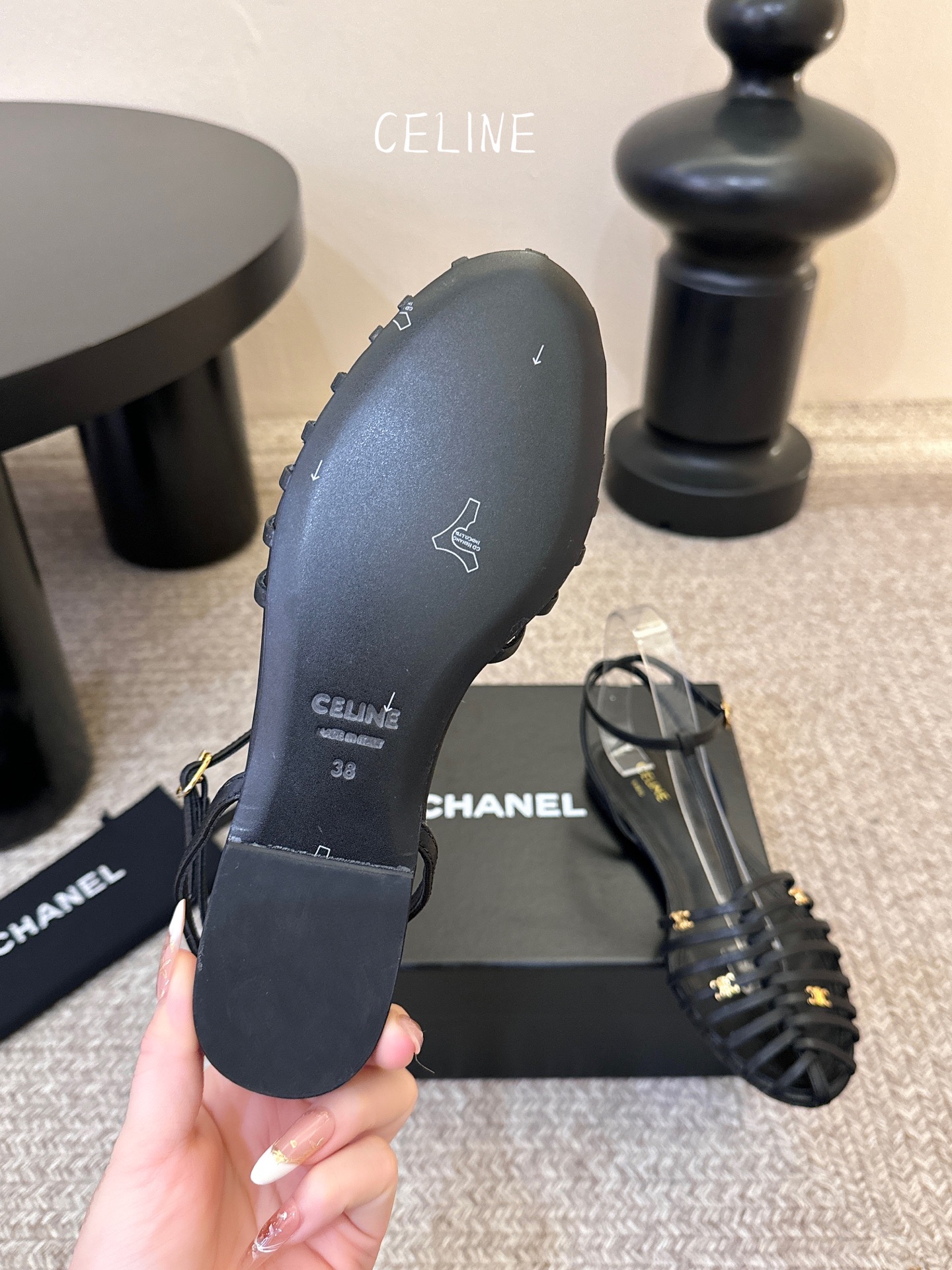 平底Celine春夏凯旋门时装鞋 柔美的露脚设计，脚踝绑带。上脚真的超级显瘦超级美 C家特定的精致凯旋门