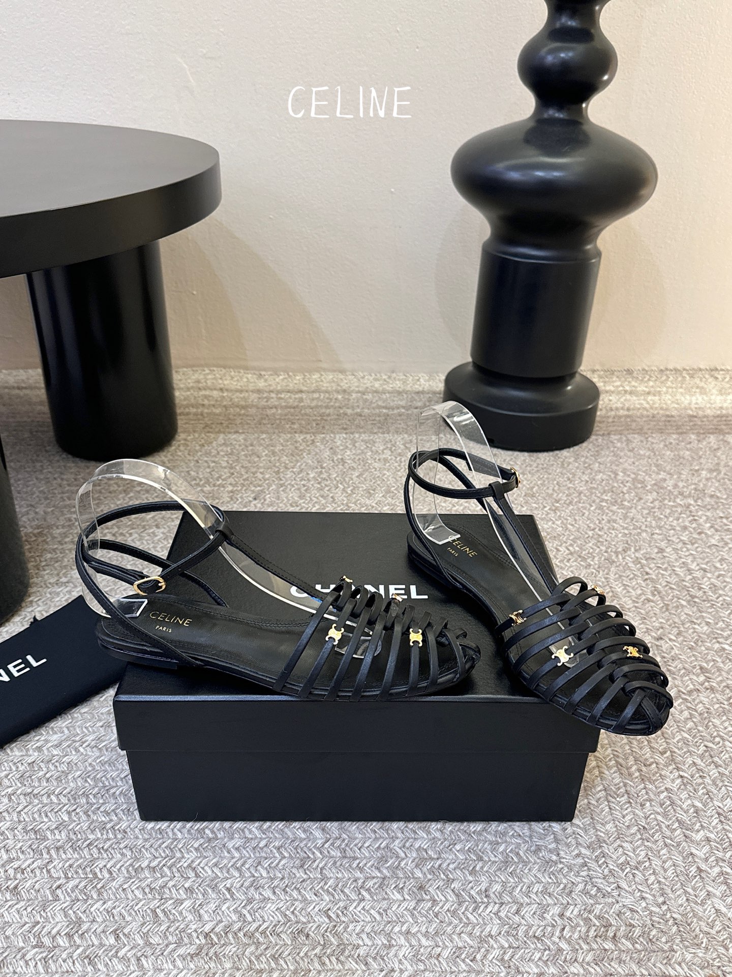 平底Celine春夏凯旋门时装鞋 柔美的露脚设计，脚踝绑带。上脚真的超级显瘦超级美 C家特定的精致凯旋门